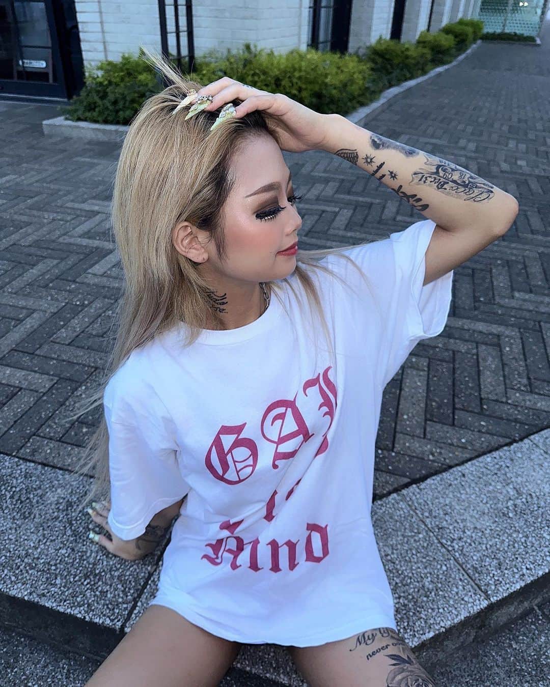 のインスタグラム：「@gal_meee 1作目❤️❤️❤️ ギャルマインドTee🎀 ￥4,800(税込) . ブラックとホワイトの２色展開🩵 .  M.Lの2サイズ💞✊🏼💞✊🏼 画像→164cm Lサイズ着用 低身長さんはMサイズがおすすめです🫶 . ホームページができるまでは メルカリでの発売になります！！ ご購入いただける方はメルカリの アカウントを登録お願いします💗 . あみのメルカリは プロフィールにURL貼ってるので 確認お願いします😗🫶😗 . M.Lサイズともに1枚ずつの販売 になるのでお早めにお買い求め ください🙇‍♂️」
