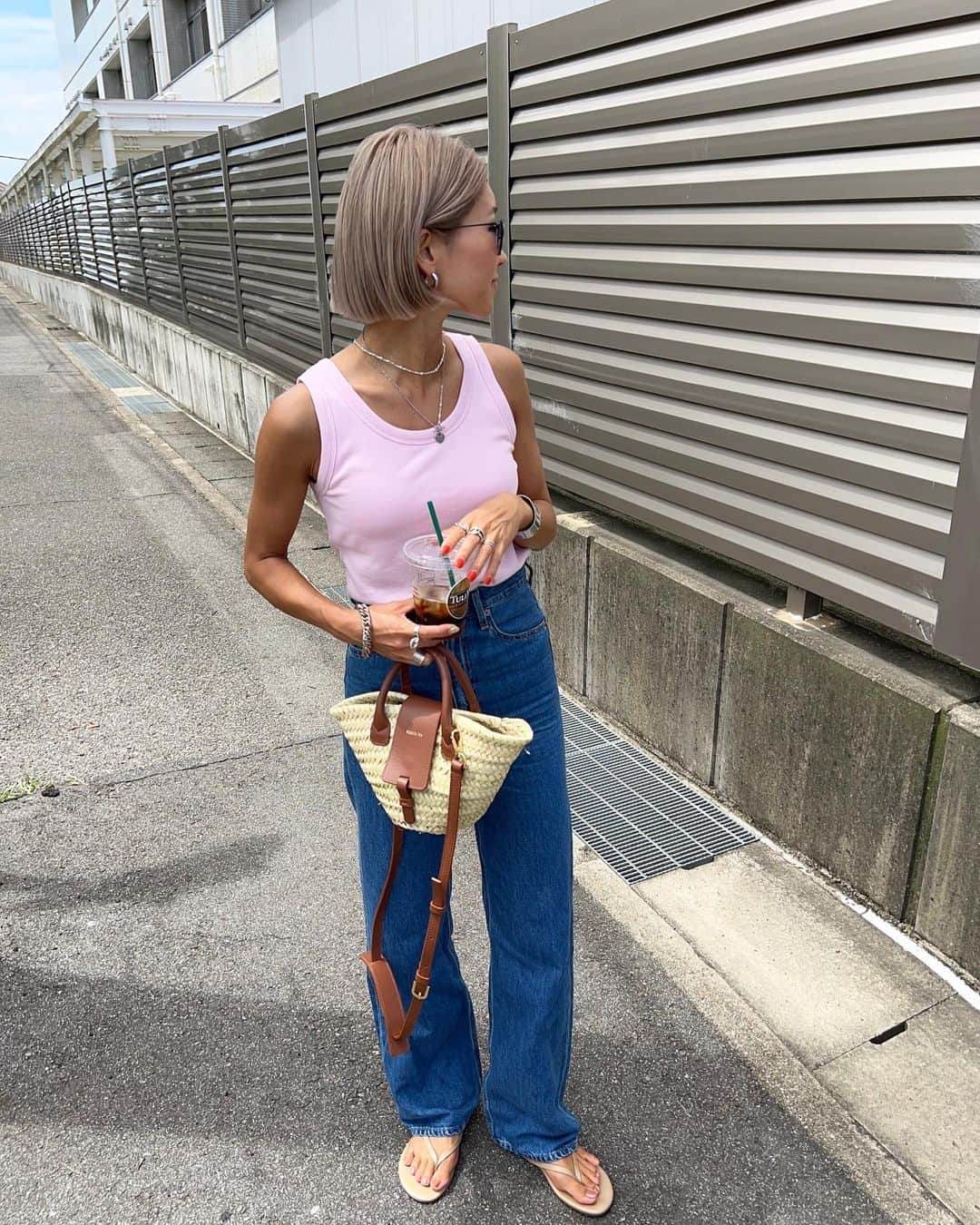 annaのインスタグラム：「.  この前のコーデ🫶🫶 ピンクタンクが可愛くて😮‍💨💗 お値段も可愛かったー😎  最近またデニムブーム到来中👖 moussydenimは何年経っても最近でした。 パート2のdenim✌️  tops ⋆ @feepur pants ⋆ @moussyofficial  bag ⋆ @paris64world  shoes ⋆ @tkees   #夏コーデ#デニムパンツ#デニム#ピンクタンク#大人カジュアル#大人カジュアルコーデ#オトナカジュアル#カジュアル#カジュアルコーデ#ビーサンコーデ#158cmコーデ#骨格ナチュラル#きょこ」