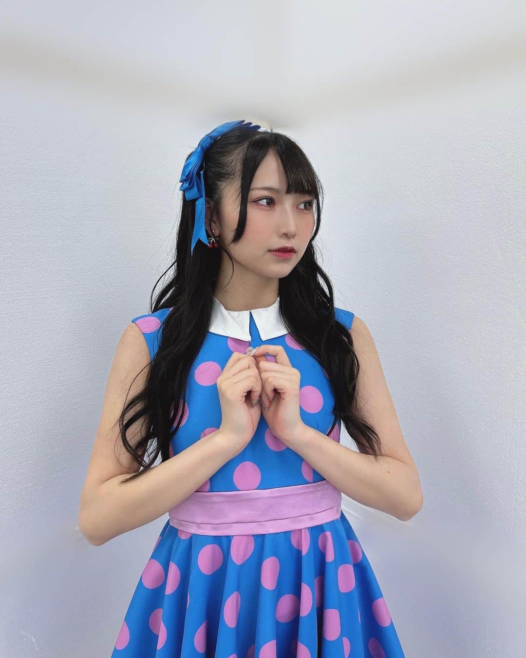 前田令子のインスタグラム：「そろそろいいんじゃない？  #NMB48#アイドル#アイドル衣装#NMB48衣装図鑑#休戦協定#ハーフツイン#黒髪」
