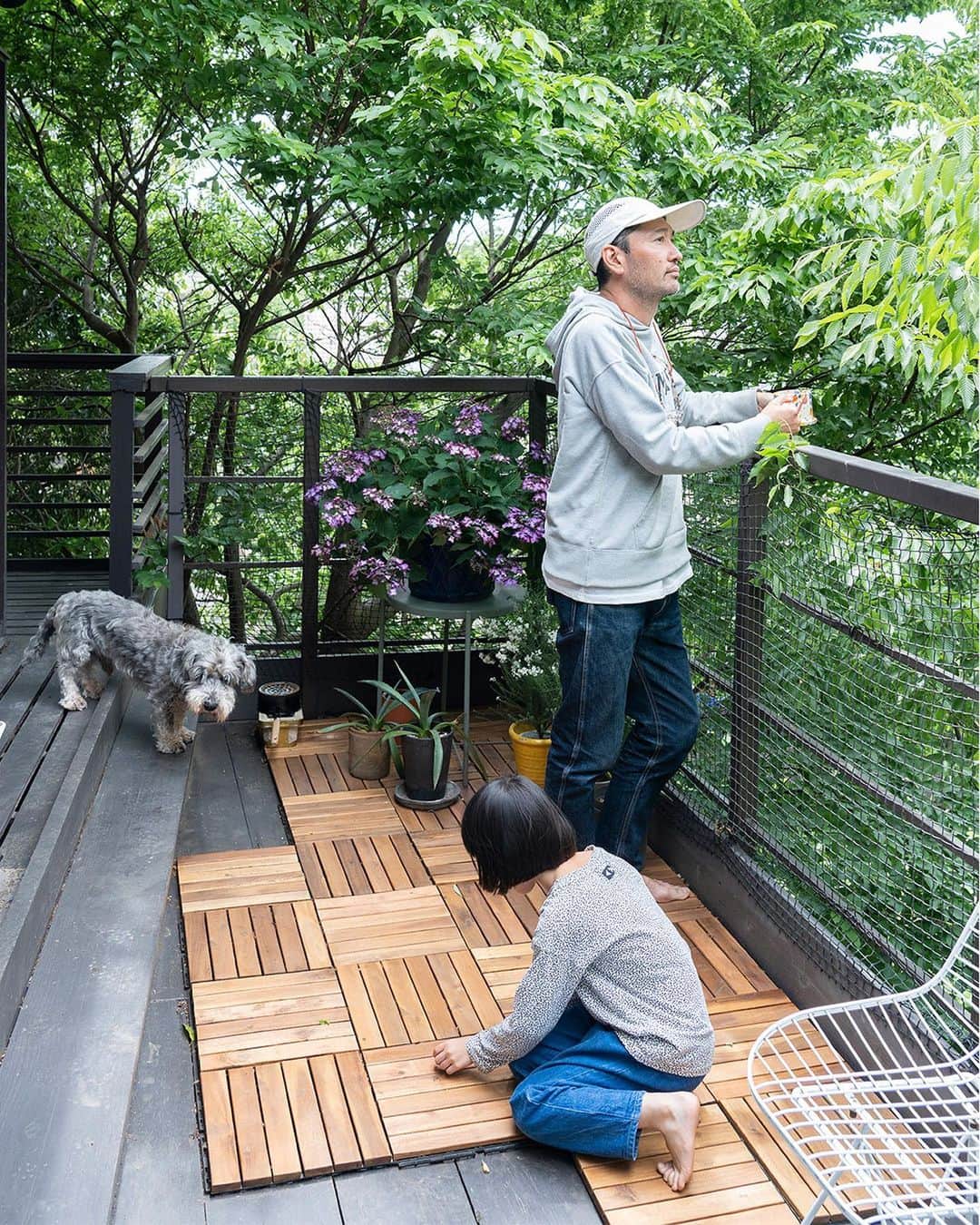 ZERO-CUBE+FUNさんのインスタグラム写真 - (ZERO-CUBE+FUNInstagram)「. 東京23区にある、木々に囲まれたツリーハウスさながらの家。 自然が一望でき、東京にいるとは思えない景色が広がっている。  @jerry_ukai  利便性に勝る魅力と、自然とクリエイティブのゆるやかな相関関係を教えてくれた。  記事は @lifelabel_official プロフィールから。  #lifelabel #ライフレーベル #lifelabelmagazine #houseisentertainment #Lmag  #一戸建て #植物のある暮らし #緑のある暮らし #子育て #暮らし #暮らしを楽しむ #家づくり #ツリーハウス #自然のある暮らし #借景 #森 #東京暮らし #自然を楽しむ #テラス #ベランダ #別荘 #別荘ライフ #屋上 #ワークスペース #納屋 #東京田舎暮らし #自然の中の家 #屋根の上 #デスクスペース」7月19日 20時27分 - lifelabel_official
