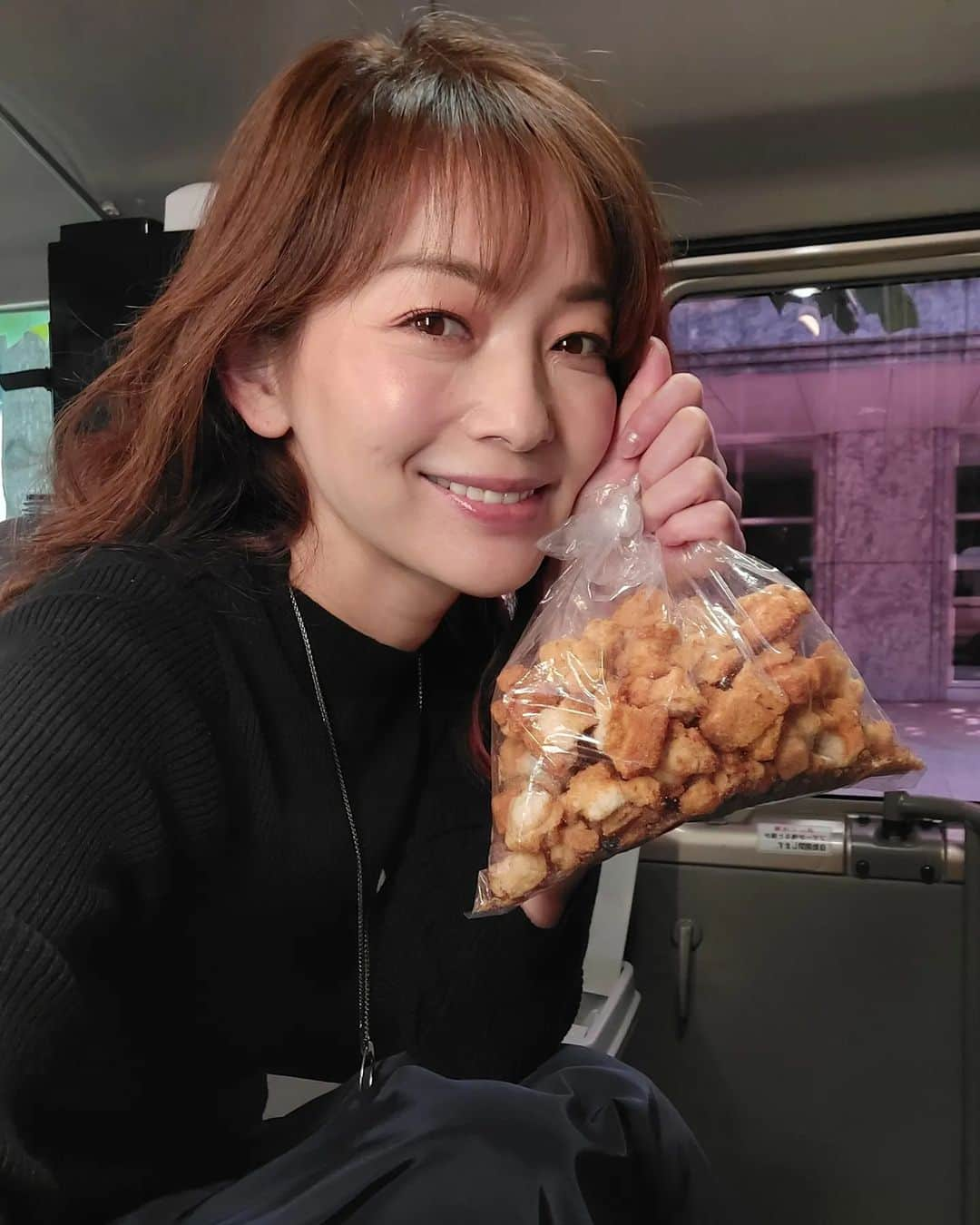 佐藤純さんのインスタグラム写真 - (佐藤純Instagram)「親戚の集まり？のようなメンバーでの撮影はいつもいつも楽しい📷️💕  @dhc_official_jp  ドラマの話や美容の話で、朝からずっと笑いっぱなしー。  みんな大好き一休揚げのおかきをみんなでボリボリ😋  秋物なので、ロケはめっちゃ暑かったけど…予定よりも1時間半もまきまきで終了。  佳子ちゃんと私服がベージュベージュだった～😁❤  @yoshicowatanabe  #撮影 #shooting  #ママ #ママモデル #モデル #mama  #mamamodel #model」7月19日 20時28分 - junsatoidea