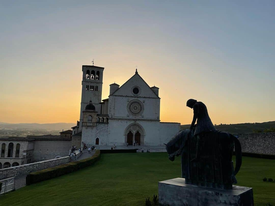 霧島れいかさんのインスタグラム写真 - (霧島れいかInstagram)「5年ぶり2度目の イタリアの大好きなアッシジ 🇮🇹  1人で旅に出ると特に海外では 困る場面がたくさん出てきます。 普段いくら人見知りでも 必死になって人に道を尋ねたりガシガシ関わって いつもの自分ではなくなります。 「生きるスウィッチ」が入る瞬間を 自分で毎回 面白がっていました。 そして今回の旅も "一期一会" この言葉が全てでした。 今、改めてこの言葉を大切に感じています。 it was a once in a lifetime encounter.  #italy #assisi  #francescodassisi  #nowornever #方向音痴」7月19日 20時31分 - reika_kirishima