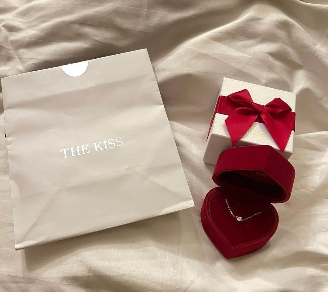 THE KISS ザ・キッスさんのインスタグラム写真 - (THE KISS ザ・キッスInstagram)「【Special Thanks】 大切なジュエリーをより華やかに演出するジュエリーボックス。 シックな色味ながら、あたたかさも感じさせる赤色が人気のカラーです♡  たくさんの種類の中から 特別なデザインが見つかりますように🤍  @hrk_325_ さま、すてきなお写真ありがとうござい ます✨  #thekiss #ザキッス #ネックレス #ギフト #ペアジュエリー #記念日 #プレゼント #ハート」7月19日 20時31分 - thekiss_love_happy