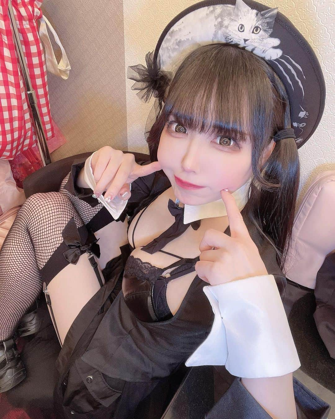 恋汐 りんごのインスタグラム：「🐈‍⬛🖤 ♡ 🐈‍⬛🖤 ♡ にゃんはわなので♡ なではわしての♡(Ｕ 'ᴗ' )⊃🐈‍⬛  #恋汐りんご #バンもん #47都道府県ツアー  #猫のいる暮らし  #ツインテール  #コスプレ  #アイドル  #アイドル衣装  #cat  #COISIORINGO #cosplay  #cosplaygirl  #idol #japanesegirl  #twintails」