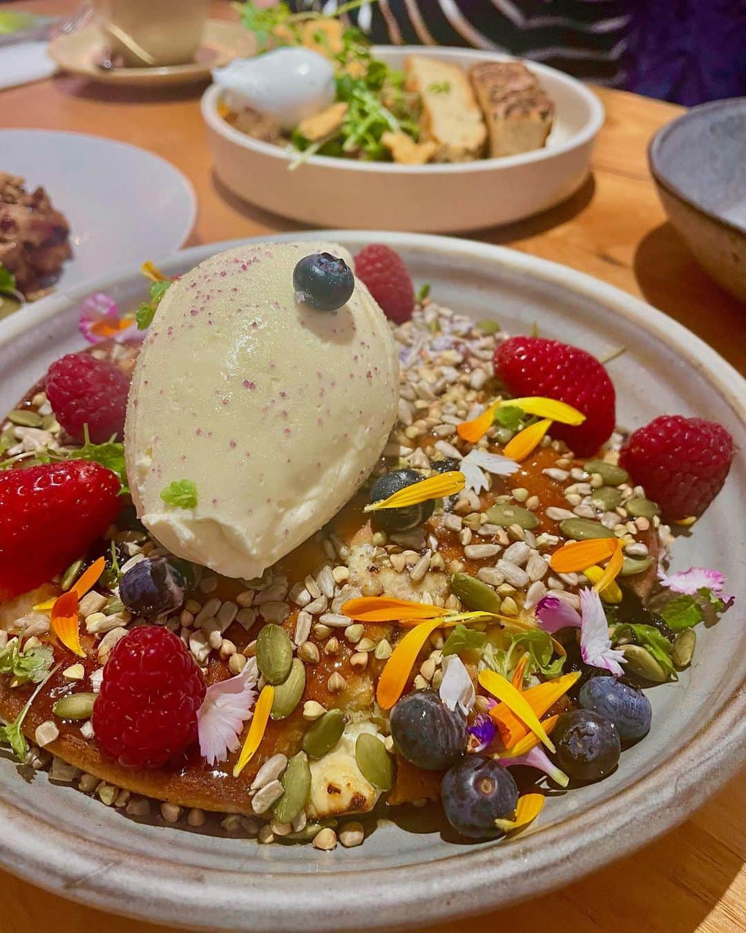 信長ゆかりのインスタグラム：「. 💞🫐🍓🥞 #australia #melbourne #melbournefoodie #melbournecafe #melbournelife   素敵な出会いがありました。 人生の醍醐味だよね🫶  そしてここのホットケーキとても美味しかった🥞🤍」