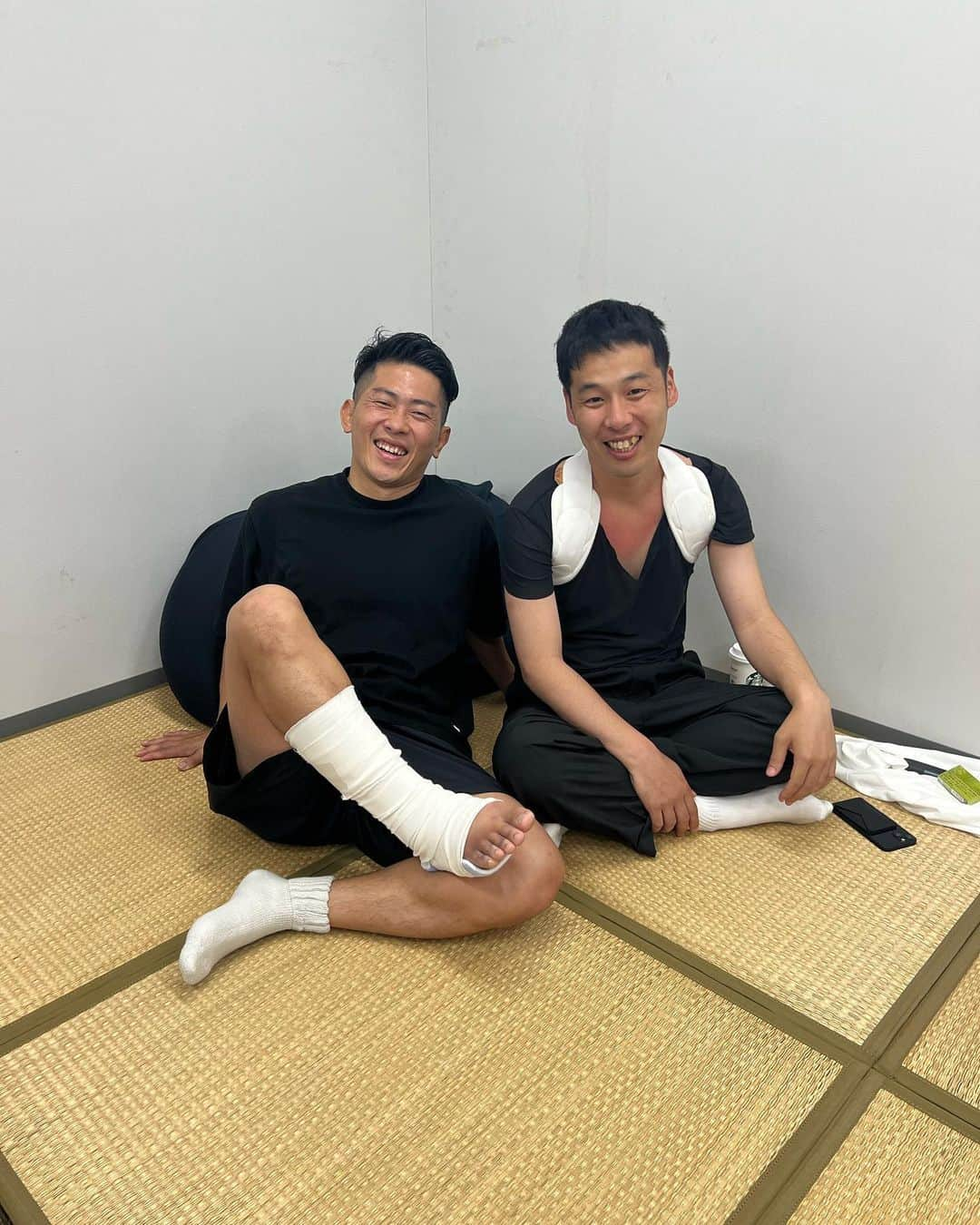 青山フォール勝ち ネルソンズさんのインスタグラム写真 - (青山フォール勝ち ネルソンズInstagram)「今年で40歳になるおふたりです。 コント中のケガにはご注意を。 #鎖骨骨折君 #靭帯損傷先輩」7月19日 20時42分 - nelsons_aoyama