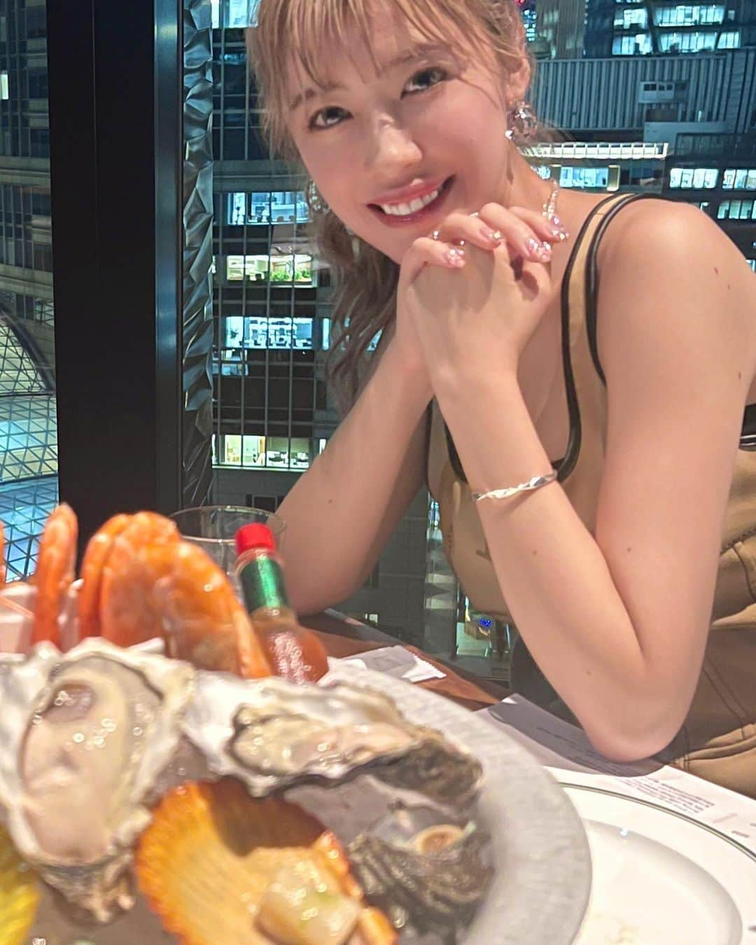 夏焼雅さんのインスタグラム写真 - (夏焼雅Instagram)「🍸🤍  @theuppertokyo 🍽️ 昨日は気になってたレストランに 行ってきました✨✨  この絶景を楽しみながらの お食事はほんっっとに 最高すぎたょ🍽️💕 食事はどれも私好みのメニュー ばかりで大大大満足🥹🦪🫶🏻  いろんな物をみんなでシェアして 相当食べた〜😂😂 最後の写真のデザートは 白いモンブランでびっくり😳🤍  お店の雰囲気も好きな感じで ソムリエの方もいらっしゃるので お食事に合わせたワインなども 楽しめました🍷💕  2フロアあるんだけど 今回は9Fのフロアでゆっくり 過ごしてきたよ〜♡ テラスや完全個室などもあるので 一緒に行く人やシチュエーションに 合わせて使い分けられるのも すごくいいですよ〜✨✨  次はランチも行きたいな☺️🥗  #theupper  #フレンチ  #大手町」7月19日 20時34分 - miyaaa0825