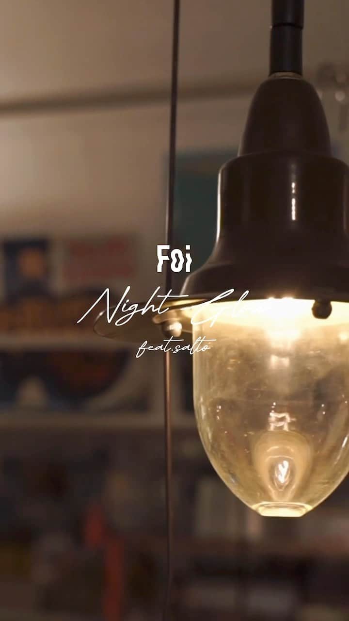 西谷菜々のインスタグラム：「. Foiちゃんの新曲「Night Glow feat. salto」で MV出演させていただきました💡  夏を感じる、キュンとするラブソング。 音源を聴かせて貰った瞬間から、儚く透き通ったFoiちゃんの歌声の虜に🫶 ご本人もとっても可愛くて撮影中ずっと幸せだった←😌  個人的にエモかったのは、 5年前に「Autumn leaves」で出会ったSalaちゃんがカメラマン&ディレクションしてくれたこと。 高校生だったSalaちゃんが、すっかり大人になってお仕事してる姿がかっこよくてキラキラしてた…✨ 今回のお話もSalaちゃんとのご縁で、素敵な繋がりができてとても嬉しかったという裏話。  本当に素敵なので沢山聴いてね~🥰  #Foi #nightglow」
