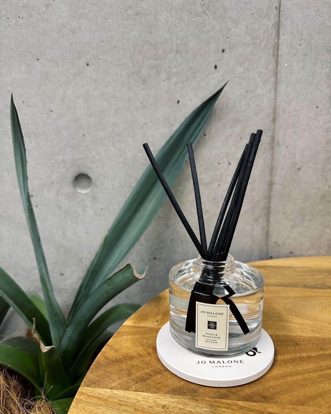 HITOMIのインスタグラム：「Jo Malone Londonのディフューザーが届いた🪽 　 実は香りフェチなんだけど、 これ本当にいい香りでお気に入り🩵 どこに置こうかな〜  Jo Malone Londonは今年で15周年を迎えるみたいです。 期間と数量限定で、税込16,500円以上買うと 日本限定デザインのコースターが貰えるみたいなので チェックしてみてね☑️  #ジョーマローンロンドン #pr」