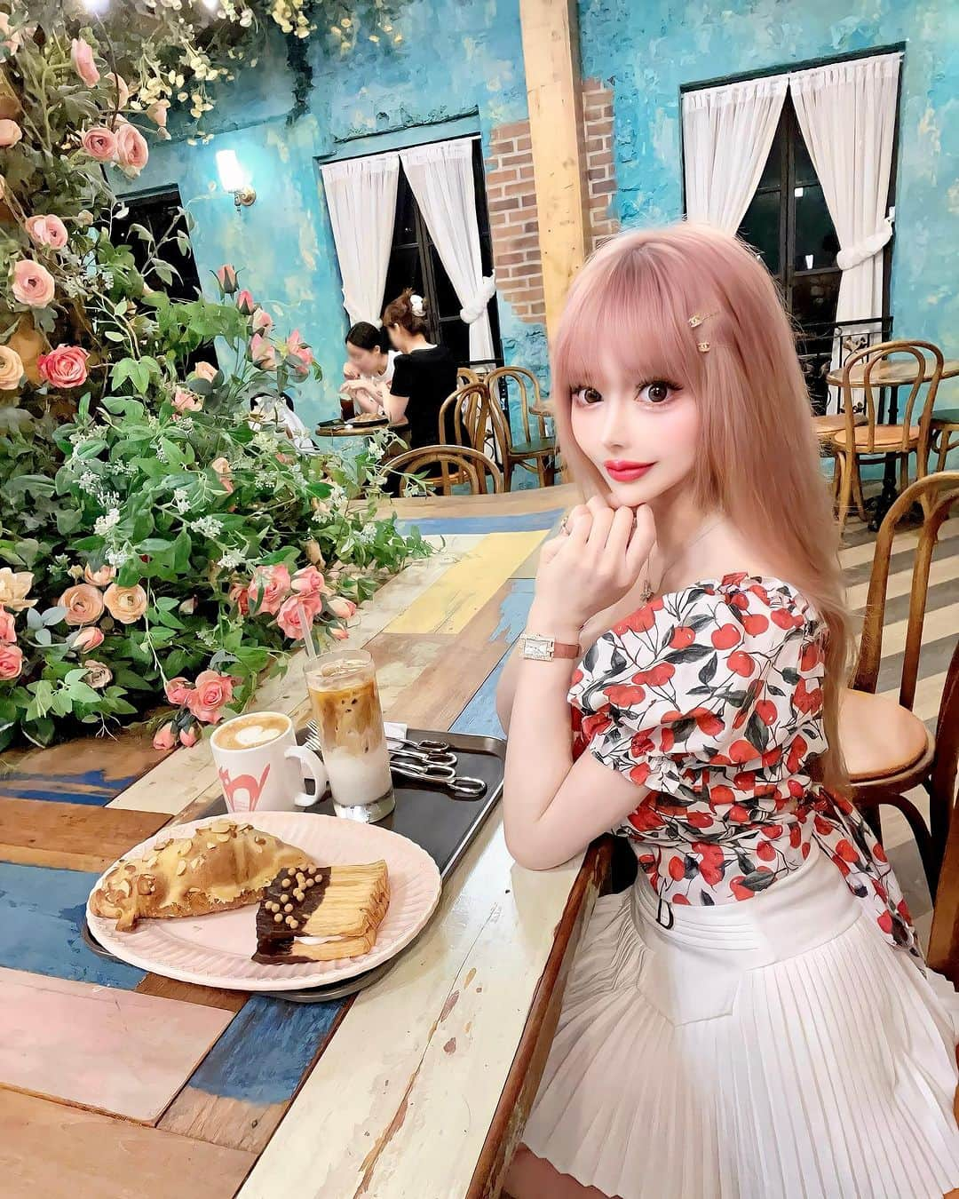 ヴァニラのインスタグラム：「🐰🍓  韓国行ったら可愛いカフェ巡りするのが好き🩷🩵☕️🥐 . . . . . . . . . . . . #beautiful #happy #like4like #love #fashion #cute  #tbt #followme #picoftheday #follow #art #autumn #me #selfie #nature #smile #photooftheday #instagood #instagram #instadaily #style #travel #girl #instalike #likeforlike #life」