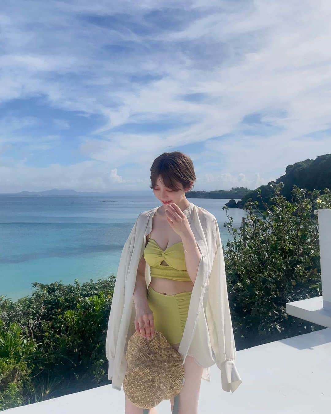 のインスタグラム：「沖縄旅行 🌺🏝️ 普段見ることのない絶景に、気の合う仲間たちとの楽しい時間で、リフレッシュできました ◌︎  6月の後半がちょうど梅雨明けのタイミングで、天気が最高でした✨ 特に古宇利島の海が本当にきれいだったから、沖縄行く人はぜひドライブに行ってみて〜 🏝️  黄緑の水着は @mystic_pr だよ〜🚿 ストーリーズに載せたら反応すごかった！かわいいよねこれ👙♡♡  3，4枚目は @panzaokinawa のジップライン😹 絶景で最高やった、ドローンの映像めっちゃ面白いけど😹🏝️✨✨  泊まったところは宮城島ってところにあるヴィラで、ジャグジーがついてたよ🛁♡  #沖縄 #沖縄旅行 #古宇利島」