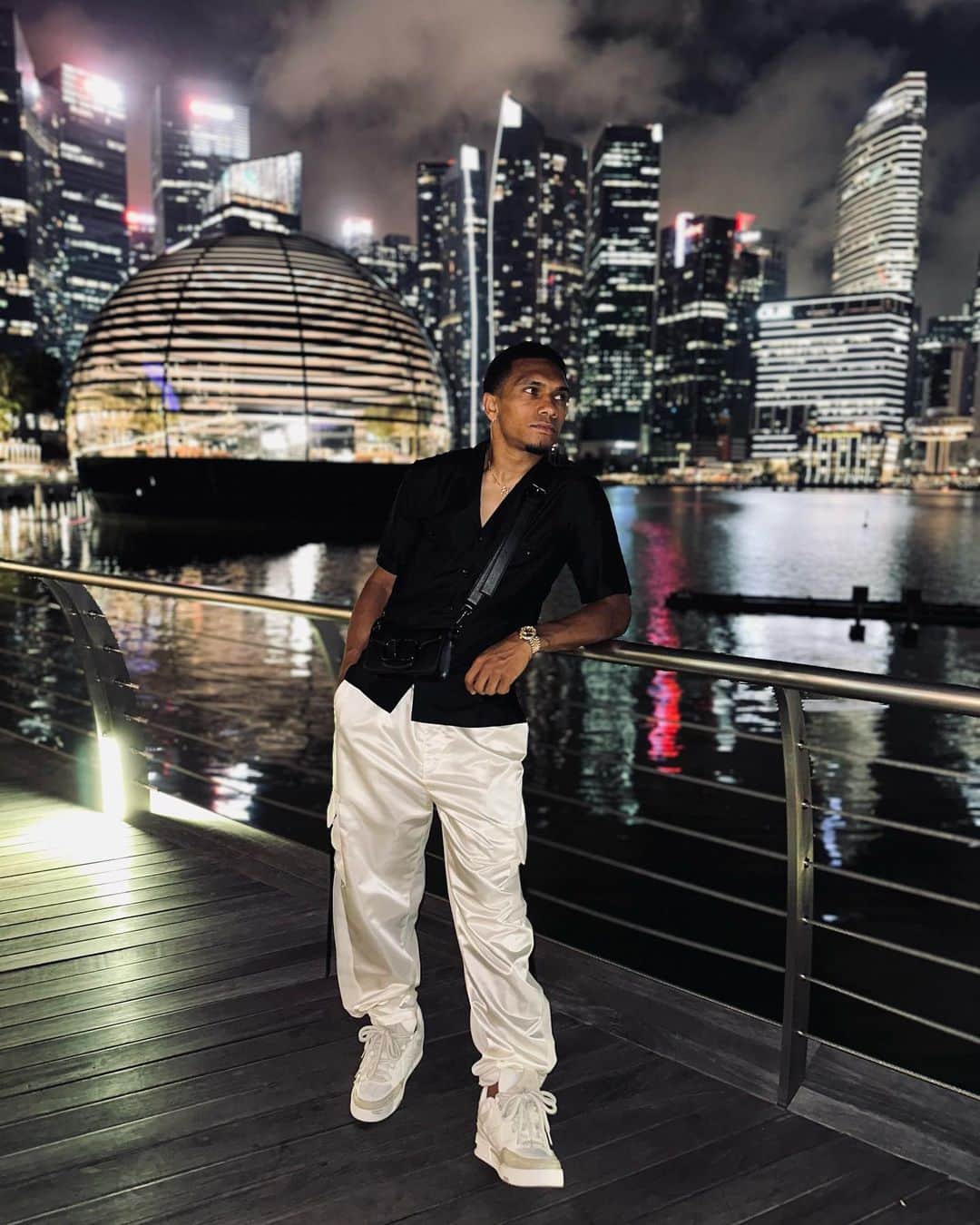 マテウス・ドス・サントス・カストロのインスタグラム：「✌🏾🤙🏾🇸🇬」