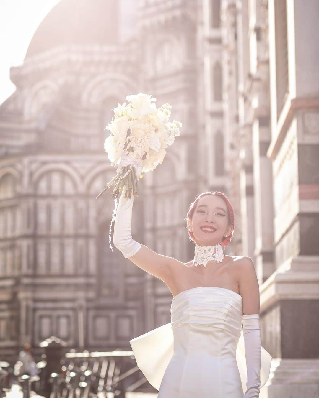 AMIさんのインスタグラム写真 - (AMIInstagram)「My Wedding Dress👗  私が着ているドレスは 廃棄される予定のドレスを 再利用させて頂き 新しいデザインを考えオリジナルのドレスを作りました😌  ロングドレスとミニドレス。 ロングドレスはストレートシルエットにバックにロングリボンをつけて🎀リボンのはしには私の大切な言葉を入れました。OLD ENGLISHで 強さを出したところもこだわりポイント✨ ミニドレスはミニの丈バランスとボリュームのバランスを。胸元には立体の2輪のバラモチーフを🌹 スタイリングも色々撮影させて頂きました。 ライダース合わせたり、ハットを合わせたり。 ウェディングドレスを カジュアルにスタイリングするのしてみたかったんだ！ ミニドレスには絶対ブーツが良いと決めていたの。 初めてのことで悩んだりもしたけど 私らしいWedding dressになったかな🤍  ワタベウェディングさん 素敵なdressを作ってくださり本当にありがとうございます😢✨🙏  たくさんの方の 幸せな瞬間を繋いだdressが また新しいアイデアと 想いを吹き込まれ 生まれ変わって 私の一生の宝物のdressになりました💎🎀🌹  produce by  @espousal_wedding_event 　 @watabewedding Photo by @laviefac  #ワタベウェディング  #watabewedding #ESPOUSAL  #エスポーザル #laviefactory #ラヴィファクトリー」7月19日 20時44分 - amixxamiaya