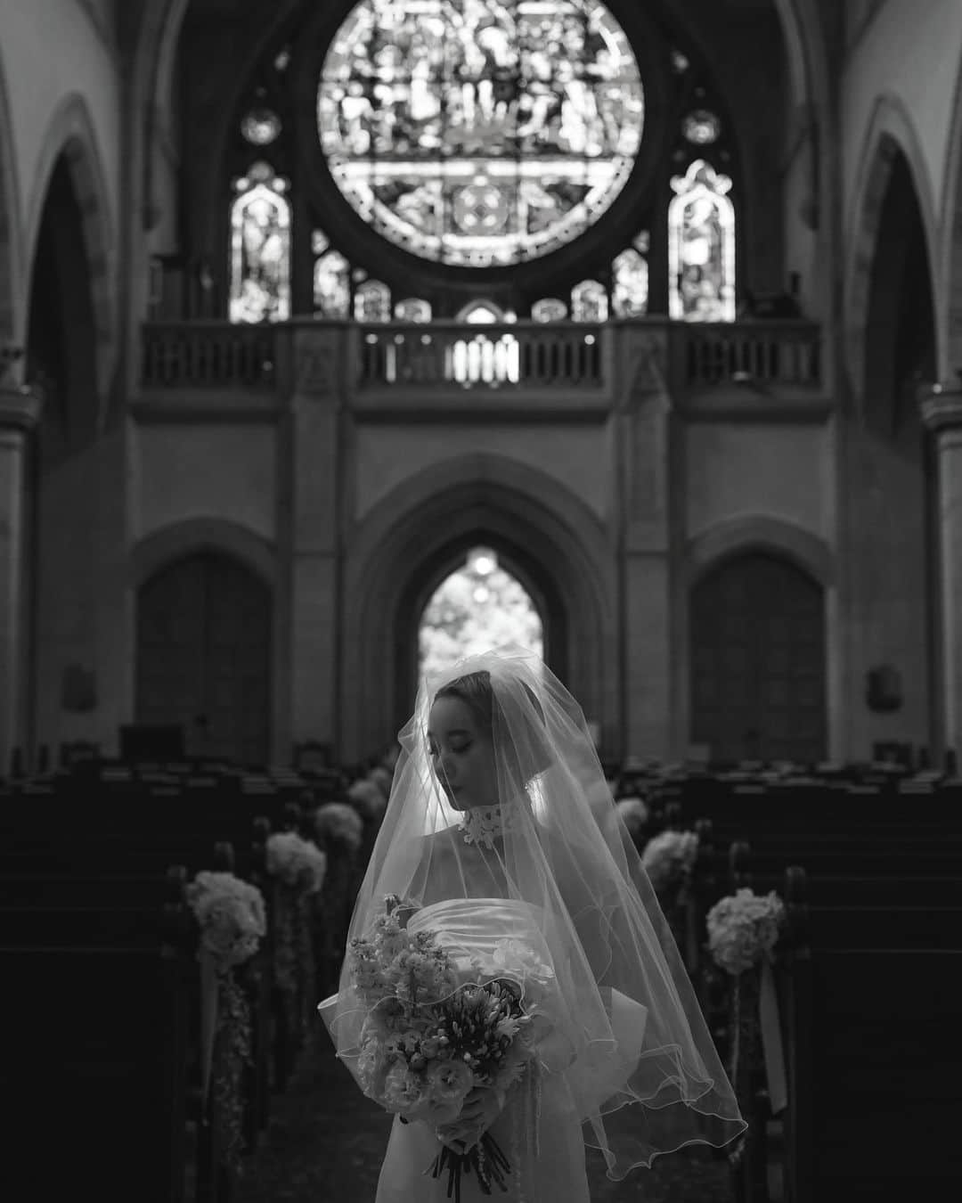 AMIさんのインスタグラム写真 - (AMIInstagram)「My Wedding Dress👗  私が着ているドレスは 廃棄される予定のドレスを 再利用させて頂き 新しいデザインを考えオリジナルのドレスを作りました😌  ロングドレスとミニドレス。 ロングドレスはストレートシルエットにバックにロングリボンをつけて🎀リボンのはしには私の大切な言葉を入れました。OLD ENGLISHで 強さを出したところもこだわりポイント✨ ミニドレスはミニの丈バランスとボリュームのバランスを。胸元には立体の2輪のバラモチーフを🌹 スタイリングも色々撮影させて頂きました。 ライダース合わせたり、ハットを合わせたり。 ウェディングドレスを カジュアルにスタイリングするのしてみたかったんだ！ ミニドレスには絶対ブーツが良いと決めていたの。 初めてのことで悩んだりもしたけど 私らしいWedding dressになったかな🤍  ワタベウェディングさん 素敵なdressを作ってくださり本当にありがとうございます😢✨🙏  たくさんの方の 幸せな瞬間を繋いだdressが また新しいアイデアと 想いを吹き込まれ 生まれ変わって 私の一生の宝物のdressになりました💎🎀🌹  produce by  @espousal_wedding_event 　 @watabewedding Photo by @laviefac  #ワタベウェディング  #watabewedding #ESPOUSAL  #エスポーザル #laviefactory #ラヴィファクトリー」7月19日 20時44分 - amixxamiaya