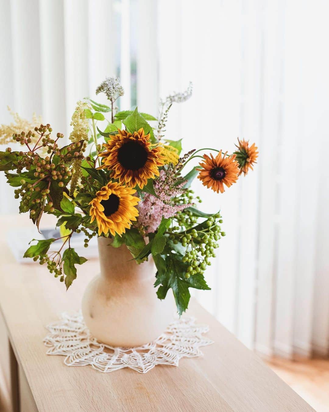 増田由希子さんのインスタグラム写真 - (増田由希子Instagram)「Have a beautiful day filled with flowers and sunshine🌻  #sunflower #summerflowers   黄色い花のイメージが強い向日葵ですが、色や咲き方のバリエーションは豊富です。 この日選んだのは、イエローオレンジ×ブラウンのバイカラーが印象的なサンリッチマロン🌻 #教室の花　#ヒマワリサンリッチマロン　#ルドベキア　#ビバーナムコンパクタ」7月19日 20時44分 - nonihana_