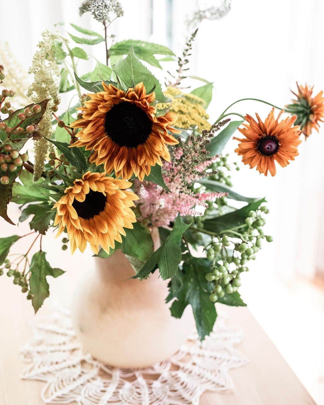 のインスタグラム：「Have a beautiful day filled with flowers and sunshine🌻  #sunflower #summerflowers   黄色い花のイメージが強い向日葵ですが、色や咲き方のバリエーションは豊富です。 この日選んだのは、イエローオレンジ×ブラウンのバイカラーが印象的なサンリッチマロン🌻 #教室の花　#ヒマワリサンリッチマロン　#ルドベキア　#ビバーナムコンパクタ」