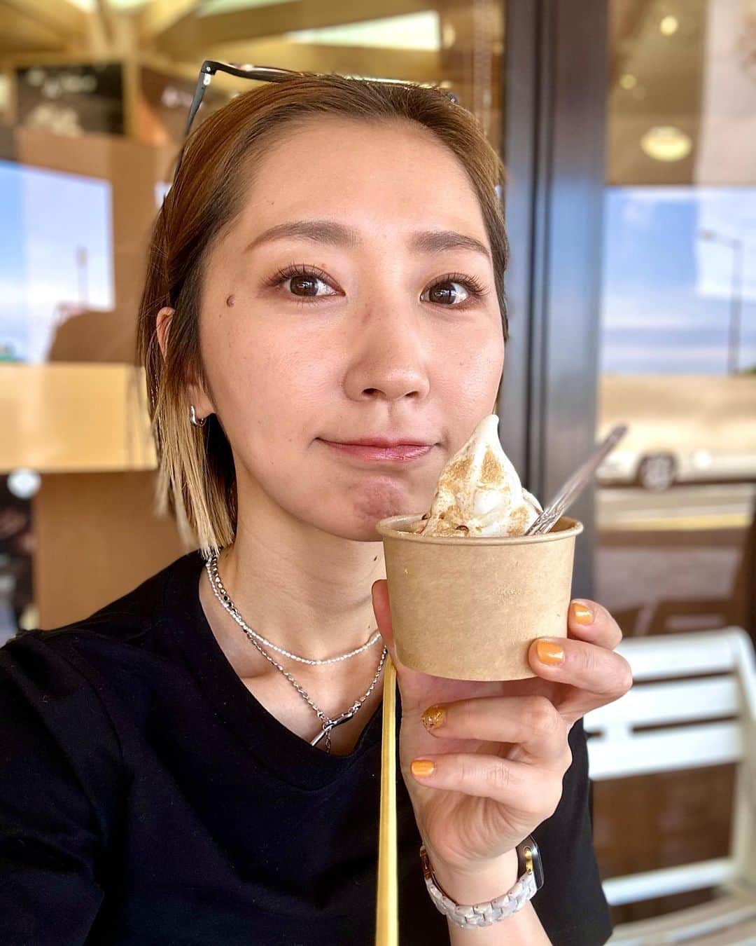 水村リアのインスタグラム：「鳥取・島根って似てない❓  漢字の形ね。  鳥取の鳥取砂丘🏜️では 砂見えするきな粉がかかった砂丘ソフトを食べ、 島根の出雲大社⛩️では しめ縄型の出雲大社ソフトを食べてました🍨  この旅で一番美味しかったのは 出雲のお蕎麦だな♡ 舞茸の天ぷらがついた割子そば🥢 うどん派のわたしですが、 また食べにいきたいぐらい美味しかった😙  念願の「すなば珈琲」にも行けたし 満足満足😙 どうせなら鳥取のスタバも行けば良かったね🤪  鳥取・島根に行ってからもう1ヶ月経つのか😗 どこか行きたいなあ✈️  𓏸。꙳⋆⸜⸜˙ 𓏸꙳⋆⸜⸜˙ 𓏸꙳⋆⸜⸜˙ 𓏸꙳⋆⸜⸜˙ 𓏸꙳⋆⸜⸜˙ 𓏸꙳⋆⸜⸜˙ 𓏸꙳⋆⸜⸜˙ #島根県 #出雲大社 #神社巡り #旅行が好き #行った事がない土地に沢山行きたい」