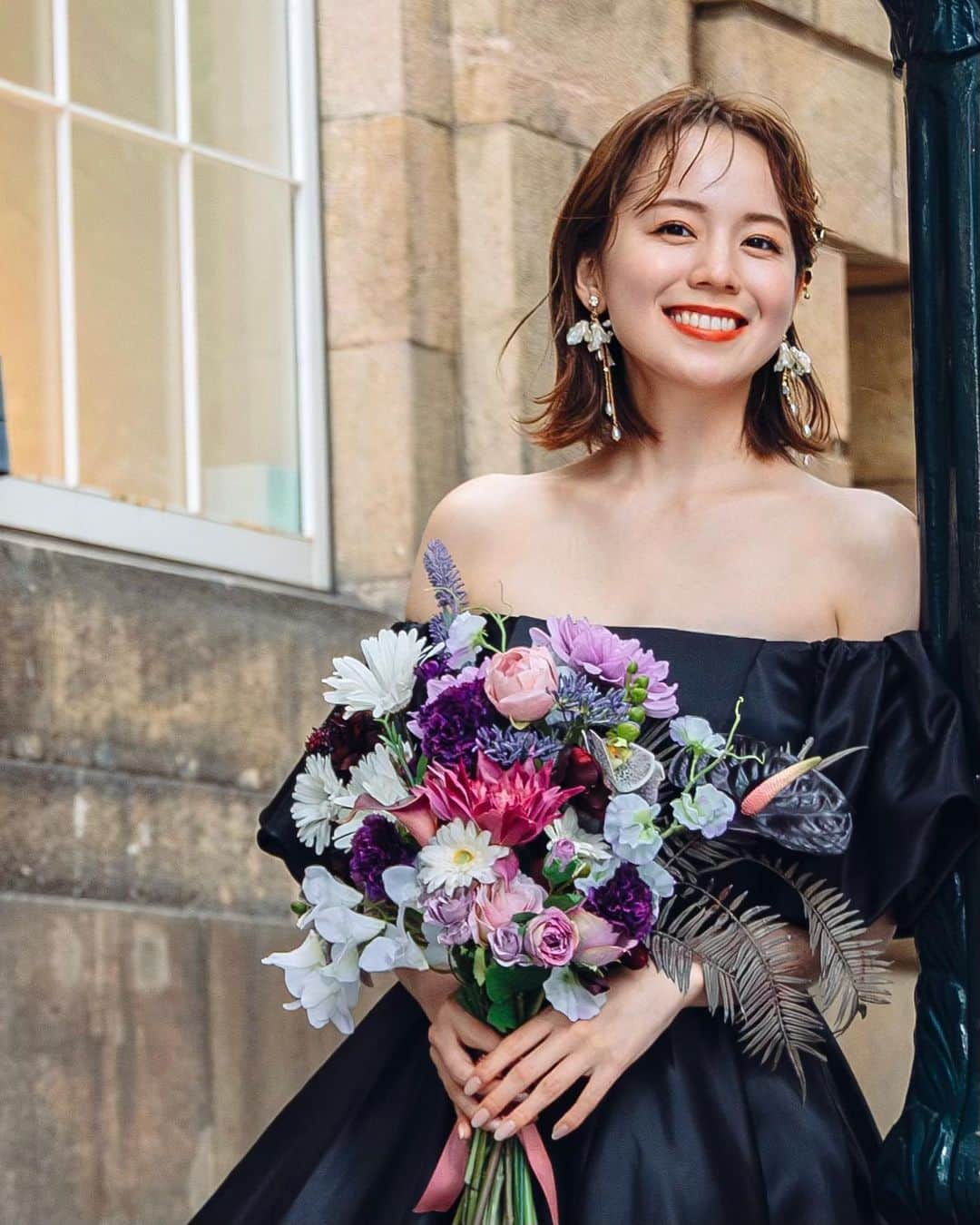 のインスタグラム：「大阪でスタジオ撮影からの 神戸居留地でのロケ撮影だった日💐  ロケならではの360度自然光な写真も好きだし、  スタジオでしかできない 完璧に作り込める写真も好き🌼  #ブライダルモデル#フリーランスモデル#プレ花嫁#ウェディング#洋装前撮り #結婚式コーデ #結婚式準備 #ウェディングドレス #ウェディングフォト #フォトウエディング #カラードレス#ブライダルメイク #ブライダルヘア」