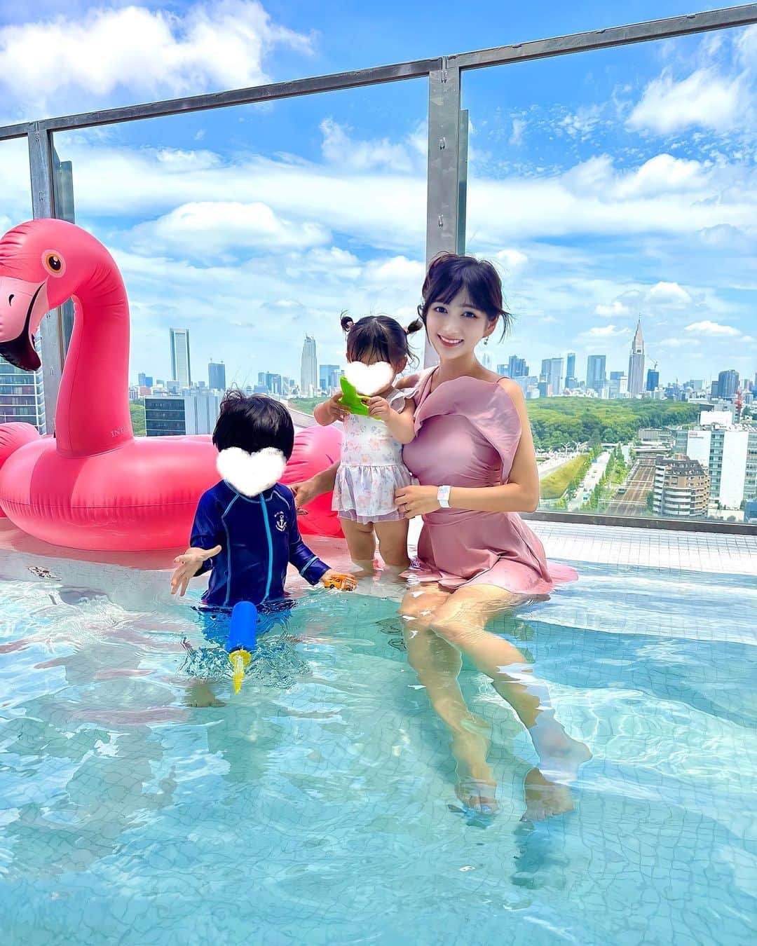 加藤瑠美のインスタグラム：「ルーフトップジャグジー🐥🫧  宮下パーク18階にあるSOAK OYUに行ってきました✨ 温水だし広さも程よくて子連れにもピッタリ🤍 昼の部は水遊びパンツ着用で入れます🙆‍♀️  浮き輪やバスタオル、シャボン玉などいろんなアイテムも無料で借りられたし、3歳以下はなんと無料🛟 食べ放題のパイナップルも子ども達がたくさん食べた🤣🍍 景色も最高で大人も楽しかった〜👙🌊  📍 @oyu_rooftop  SOAK OYU 東京都渋谷区神宮前6-20-10 ミヤシタパークNorth 18階 080-5404-9127  #子連れお出かけ#子連れスポット#年子#年子兄妹#年子ママ#東京ママ#プール#子連れプール#宮下パーク#プール#ルーフトップ」