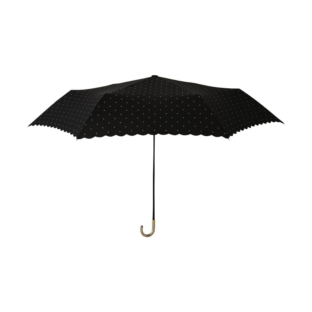 Francfrancさんのインスタグラム写真 - (FrancfrancInstagram)「【おすすめ日傘】きらきらとしたドット柄と、さりげないフリルに気分高まる折りたたみ傘です🌂✨  日傘が手放せないシーズンになりましたね☀️  毎日使うものだから、どんなスタイルにも合うおしゃれなデザインの日傘がおすすめです♪  シンプルなドット柄にグリッターをのせた、大人なムードのデザインの折りたたみ傘。  軽量かつスリムな形状なので持ち運びもしやすく、荷物が多い毎日の通勤・通学にもおすすめです💼  晴雨兼用傘なので突然の雨でも1本あれば安心💓  お気に入りの傘を持って、夏もおしゃれに外出を楽しみませんか？🌻✨  ドットグリッターヒートカット 折りたたみ傘 （晴雨兼用）　¥2,420（税込）  ・全長：580mm（折畳み時の全長：280mm） ・重量：0.196 kg  #francfranc #フランフラン #francfrancのある生活 #日傘 #傘 #折りたたみ傘 #晴雨兼用 #遮光 #UVケア #紫外線対策 #UVカット」7月19日 21時00分 - francfranc_official