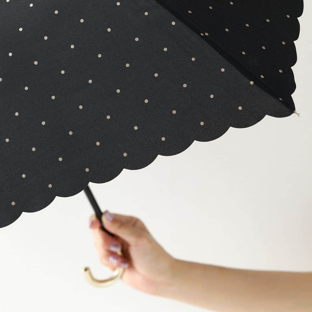 Francfrancさんのインスタグラム写真 - (FrancfrancInstagram)「【おすすめ日傘】きらきらとしたドット柄と、さりげないフリルに気分高まる折りたたみ傘です🌂✨  日傘が手放せないシーズンになりましたね☀️  毎日使うものだから、どんなスタイルにも合うおしゃれなデザインの日傘がおすすめです♪  シンプルなドット柄にグリッターをのせた、大人なムードのデザインの折りたたみ傘。  軽量かつスリムな形状なので持ち運びもしやすく、荷物が多い毎日の通勤・通学にもおすすめです💼  晴雨兼用傘なので突然の雨でも1本あれば安心💓  お気に入りの傘を持って、夏もおしゃれに外出を楽しみませんか？🌻✨  ドットグリッターヒートカット 折りたたみ傘 （晴雨兼用）　¥2,420（税込）  ・全長：580mm（折畳み時の全長：280mm） ・重量：0.196 kg  #francfranc #フランフラン #francfrancのある生活 #日傘 #傘 #折りたたみ傘 #晴雨兼用 #遮光 #UVケア #紫外線対策 #UVカット」7月19日 21時00分 - francfranc_official