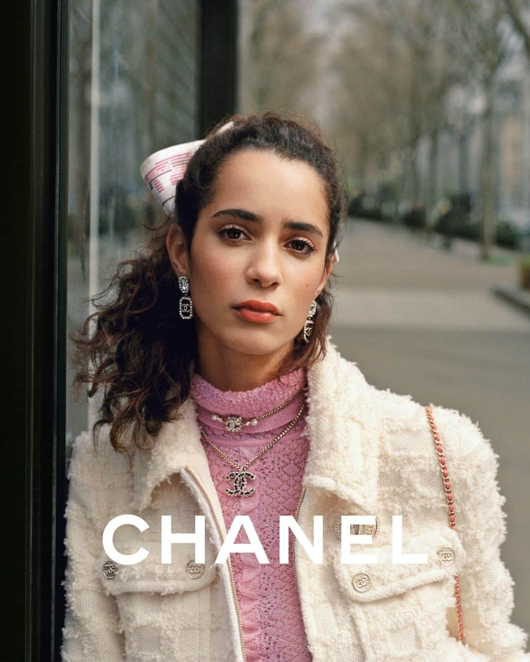 シャネルさんのインスタグラム写真 - (シャネルInstagram)「Delicate elegance — a feminine palette infuses the CHANEL Fall-Winter 2023/24 pre-collection embodied by actress and model Iman Pérez.  The campaign was photographed by Malick Bodian in the streets of Paris.  The collection is now available in boutiques.   See more at chanel.com  #CHANELFallWinter @MalickBodian @ImanPerez @IbKamara」7月19日 21時00分 - chanelofficial