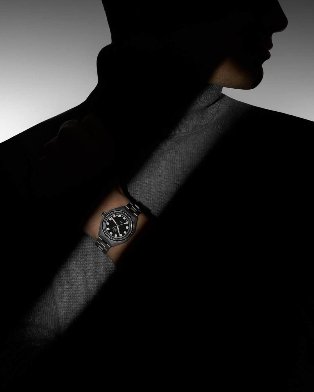 ゼニスのインスタグラム：「#DefyRevival: An uncanny silhouette that's just as relevant today as it was in 1969. The DEFY Revival Shadow, reimagined entirely in matte titanium.」