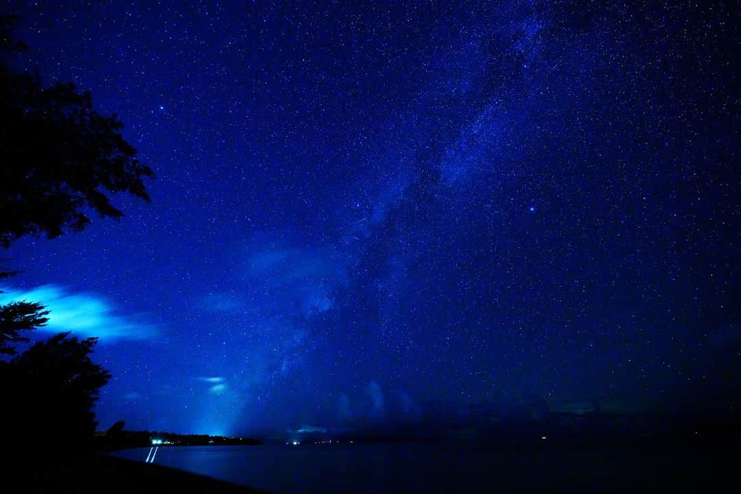 グランヴィリオリゾート石垣島のインスタグラム：「🌺GRANDVRIO RESORT ISHIGAKIJIMA🌺 石垣島では6～8月ごろが天の川のシーズンです。  当ホテルのスターダストテラスや ガーデンから海岸沿いにでてみたり、 少し歩いて琉球観音埼灯台など いろんな場所で気軽にご覧いただけます。  月が明るくない晴れた日には ぜひ夜空を見上げてみませんか⭐️  #グランヴィリオリゾート石垣島 #グランヴィリオリゾート石垣島ヴィラガーデン  #石垣島 #石垣島旅行 #石垣島ホテル #沖縄ホテル #オーシャンビュー #リゾートホテル #離島巡り #離島ホテル #星空 #天の川 #星空フォト」