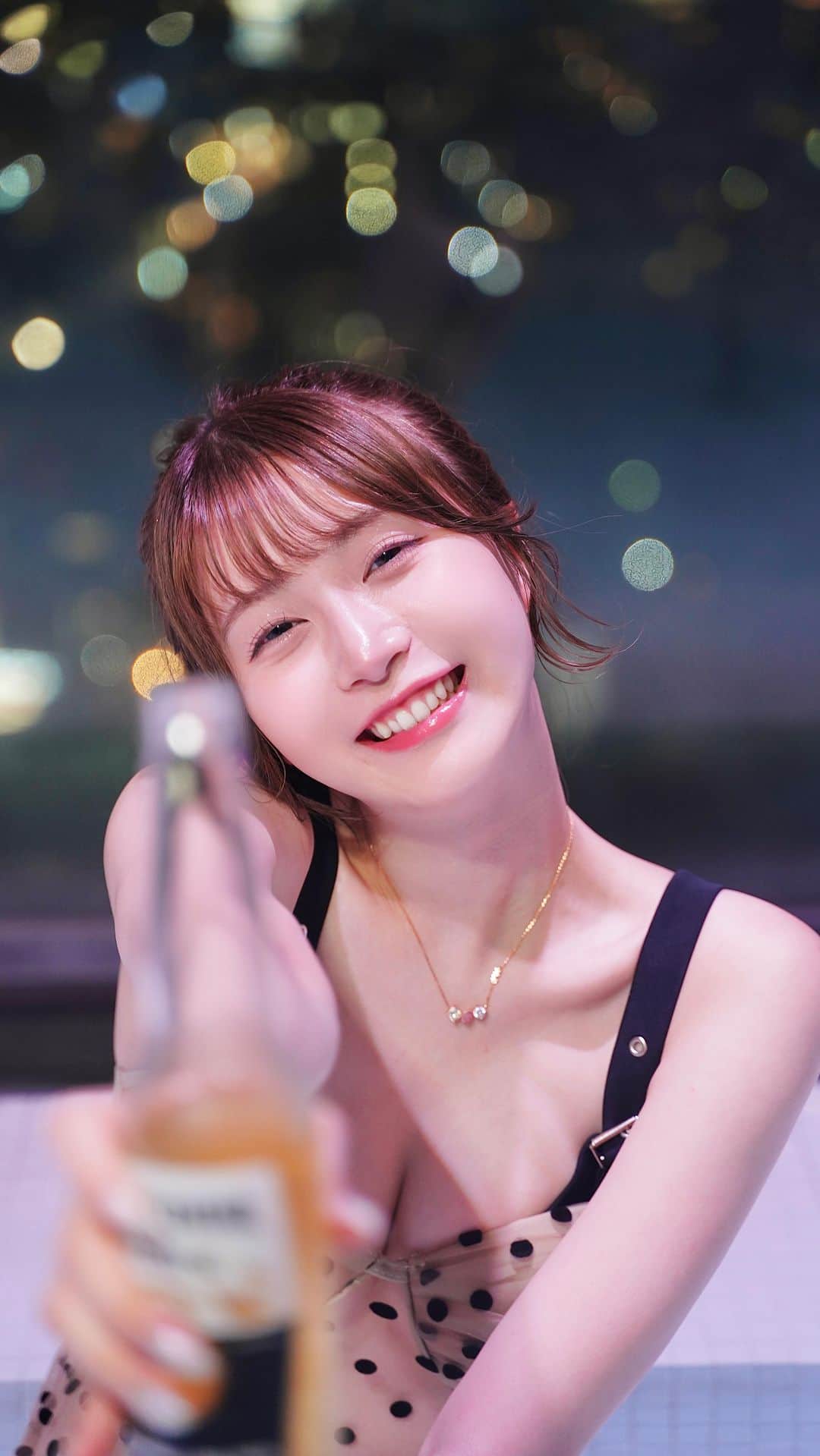 こよちゃんのインスタグラム：「今年の夏ぜひ行って欲しい🦩🛟 ・ ・ ・ ナイトプールいくつか行ったことあるけど なんかどこも寒くて苦手だったの ここなら温水だし心地よかった🤍 アメニティもしっかりしてたり アイロンまで準備されてるのでデート利用にオススメ💌 屋根付きだから雨の日でも行けちゃうよー！  🏷️SOAK 📍ミヤシタパーク18階 ・  ・  ・ #miyashitapark #宮下パーク #渋谷 #ナイトプール #水着 #水着コーデ #水着女子 #プール #プールバー #渋谷バー #ビール女子 #デートスポット #お出かけスポット #おすすめスポット #お出かけスポット東京 #渋谷カフェ #サウナ #夜景 #夜景スポット」