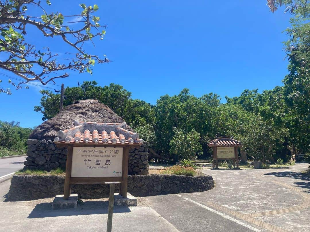 ニコラさんのインスタグラム写真 - (ニコラInstagram)「一夏の想い出　フルカラーの沖縄  〜2日目　後半　竹富島〜  竹富島につくとツアーはそこから自由時間に🌟  竹富島は、島の外周道路？はアスファルトトだけど  集落のあたりは白い砂？砂利？！と石垣の壁？で、 独特の雰囲気感のある島🌸  歩きでも回れるけど、レンタサイクルを借りて周遊するとnice! (.じゃりじゃりしてて気抜くと転びそう)  相棒のチャリをゲットしたら うろうろ散策しながら 💖映えスポット💖西桟橋へ  と思って行ってみたら、 映えるとかのレベルではなく・・  砂浜の白と、エメラルドグリーン、ターコイズブルーが重なり合い・・  はぁ。もう綺麗すぎやろ💢  ってくらい綺麗で、静か・・・  その先にあるコンドイビーチも 日本とは思えない綺麗さ。  とにかく水が水道水ですかレベルに透明で、 馬鹿みたいに暑いのもあって めちゃくちゃ入りたくなった・・・・  次回は竹富島で海水浴したいなぁ🥳  ビーチが暑すぎて体が半分溶けかけてたので レンタチャリ屋さんおすすめの スムージーを飲みに💖PARADISE CAFE💖へ🍹  カフェは日本人の奥様とアメリカ人の旦那様でやっているらしく とても優しくフレンドリーにしてくれて💖  お店はテラス席のみだけど、植物の屋根とカーテン、それに小さな噴水で涼しげなアトモスフィア🎐 キンキンのシャーベットが溶けかけてた肉体に沁みる。 コレよコレぇ‼️となった。。  竹富島にバイバイして、玉ヒュンフェリーで石垣島にカムバックしたあとは その足でレンタカー屋さんに直行して 車をゲット。。市街地で軽く晩御飯をと思い そば処　まーさん道にて ソーキ煮、ジーマーミ豆腐の冷奴、マングローブで見た"アダンの実"の天ぷらを💖 どれもすごくおいしかった・・❣️  ソーキ煮がお口に合いすぎて幸せだった😊  隣の席のおっちゃんが、かまぼこの3種盛りをおすそわけしてくれてほっこり☺️  ホテルに戻って車を止めたらさぁこっちのもんだ、オリオンビールをぷしゅっとあけて、 お風呂を沸かしているあいだに一杯‼️  宿からの夕日が最高すぎたのでテラスに座ってゆっくりと・・🍺  はぁなんて素敵な時間なんでしょう。楽しい楽しい楽しい‼️  お風呂に入ってギトギトの体を洗い流したら、髪も乾かさずにお隣さんのフサキリゾートホテルへ❣️  ホテル内のthe star barは海とプールを真前に飲める素敵な屋外bar🌟  メニューも豊富で嬉しい😆 ヘンドリックスとパッションフルーツのジントニックは びっくりするほど美味しい〜💕💕‼️  ゆったりと飲み干して、 きらめくプールサイドを歩いたり、 海辺にすわって星を眺めたりしていると ライブステージからは♩島唄が流れてきて・・  石垣を最高潮に感じながら ラグジュアリーな夜を過ごすことができましたとさ・・・・  つづく・・」7月19日 21時00分 - nicolax27