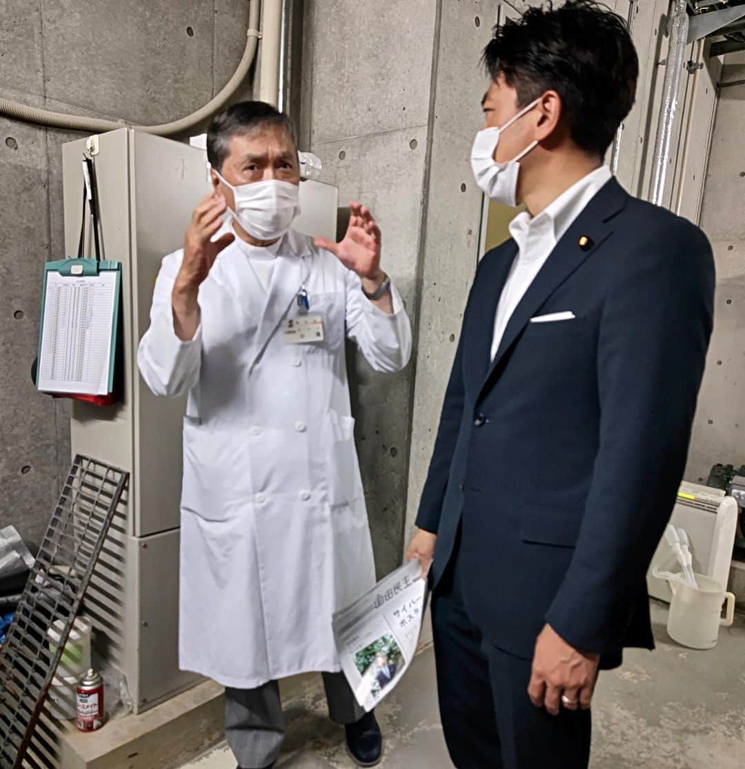 小泉進次郎さんのインスタグラム写真 - (小泉進次郎Instagram)「神奈川県で最大規模の人工透析クリニックが横須賀クリニック。 以前関係者の方から災害時の水の確保が課題というお話を聞いたので現場を視察させて頂きました。  患者1人あたり250リットルもの水が必要になるそうで、クリニックにはいざという時に備えた設備やタンクもありますが、それでも一日もつかどうか。 災害時の電力だけでなく、水の確保も課題だということはあまり知られていません。  また、高齢患者さんが週3回の透析に通うには交通手段の確保や支援も必要です。 特に、最近の暑さでは駅から歩いてくる方は本当に命懸けです。命を繋ぐためにも、今日の現場の声を行政に届けます。  横須賀クリニックの皆さん、お忙しい中お話を聞かせていただきありがとうございました。  #横須賀市  #横須賀クリニック  #人工透析  #水の確保  #暑さ対策  #ありがとうございました  #小泉進次郎」7月19日 20時53分 - shinjiro.koizumi