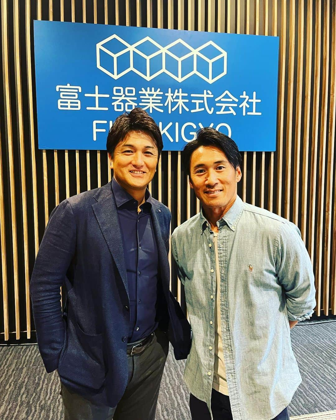 高橋由伸さんのインスタグラム写真 - (高橋由伸Instagram)「知人の会社の展示会にお邪魔したら、ヤスに会いました。一緒にプレーしていた頃が懐かしいです。 ゴルフをともにしたことがある黄皓さんの商品も展示されていました。  #片岡保幸 #ミラーフィット #富士器業」7月19日 20時55分 - yoshinobu24_official