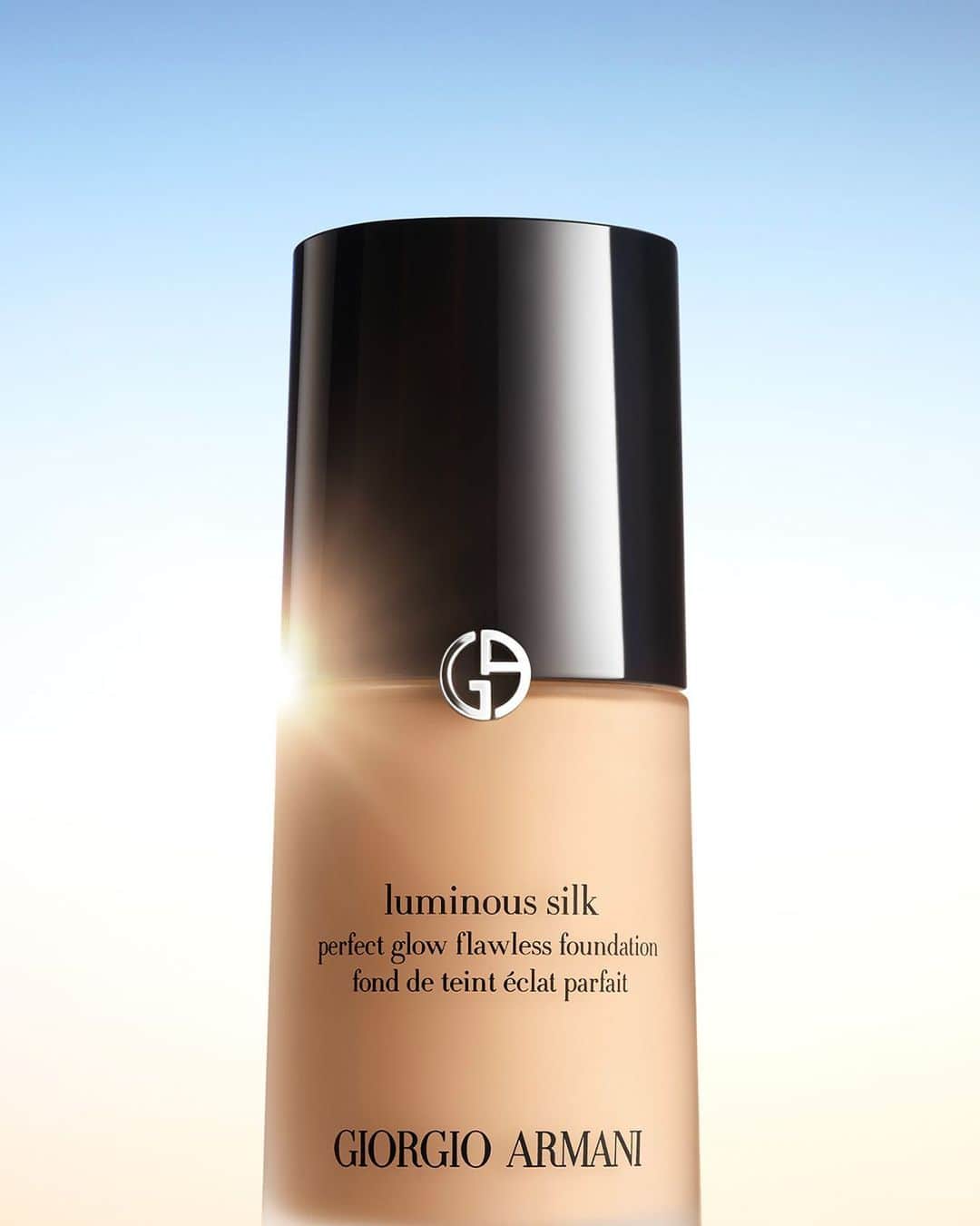 Armani Beautyさんのインスタグラム写真 - (Armani BeautyInstagram)「A silky summer glow. Reveal your radiance with the iconic LUMINOUS SILK FOUNDATION, featuring a lightweight illuminating formula for sun-drenched days and long warm nights.   #Armanibeauty #LuminousSilk #Foundation #SummerLook」7月19日 21時00分 - armanibeauty