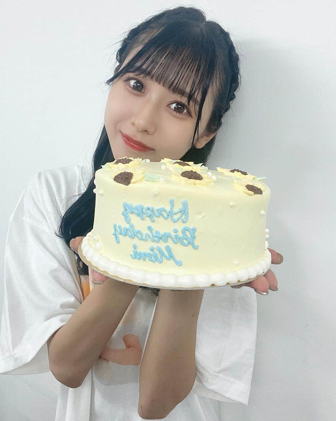 高橋美海のインスタグラム：「みんなからいただいたケーキ！ 向日葵のデザインでほんっとうに可愛いね🌻  中身はチョコケーキでナッツも入っててめちゃめちゃ美味しかったですŧ‹"( 'ч' )ŧ‹"  わたしのために選んでくれた気持ちがとっても嬉しい！食べちゃうのもったいないね🥹」