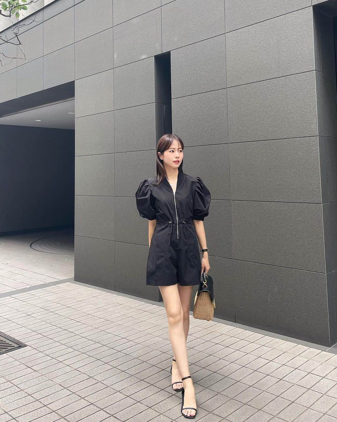 ハンナミのインスタグラム：「♩♫~🖤  新作ショートジャンプスーツは 夏に一枚でサッと着れて便利 ♡ ウエストはドロスト仕様で サイズ調整できます ˎˊ˗  これは旅行に絶対着ていく 🏃🏻‍♀️✨」