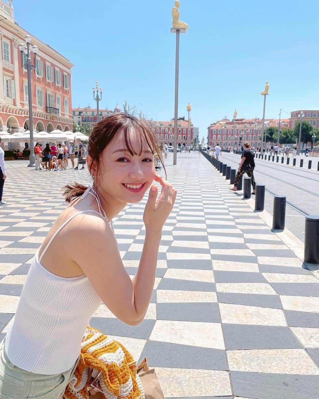 高田秋さんのインスタグラム写真 - (高田秋Instagram)「パリを満喫した後は、 ニースへ🧡💚 ここはマセナ広場というひろば！ 街並みが可愛くて可愛くて… 幸せでした👑  #ニース  #ニース旅行」7月19日 20時56分 - shu_takada