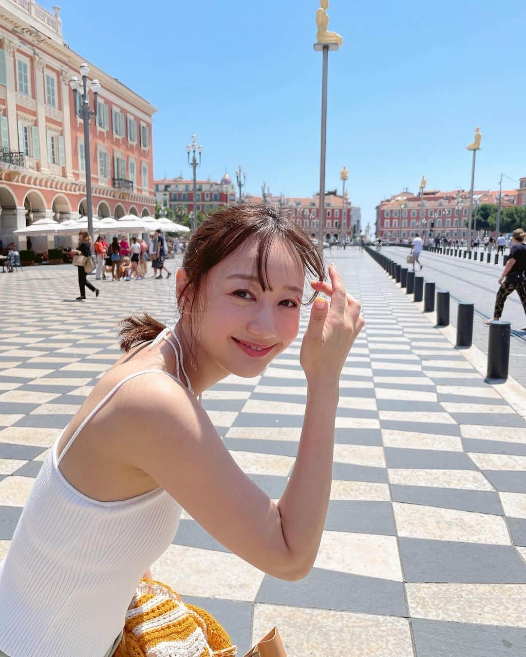 高田秋のインスタグラム：「パリを満喫した後は、 ニースへ🧡💚 ここはマセナ広場というひろば！ 街並みが可愛くて可愛くて… 幸せでした👑  #ニース  #ニース旅行」