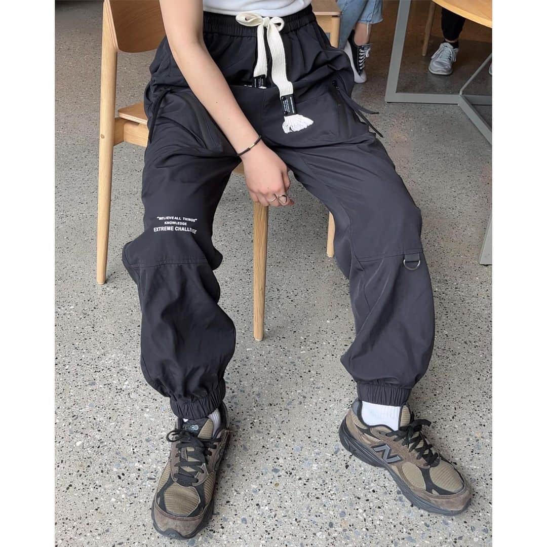 さいとうなるさんのインスタグラム写真 - (さいとうなるInstagram)「🕰  本日22:00〜@somom_and_co の新作が販売スタートします☺️✨ チェックがまだの方は ぜひ、サイトを覗いてみてください😎  ◽️foodie fisher vest price：¥9,100taxin size：free color：black  ◽️ wash tec pants price：¥7,600 taxin size：free color：black / khaki . . . #ootd#日々#シンプル#シンプルコーデ#メンズライク #夏コーデ#サムオム#somomandco#サムオムアンドコー#シティーポップ#シティボーイ #シティポップ#ストリートシック#ストリートコーデ #ストリート#アウトドアファッション#popey#ポパイ#cityboy#citystyle#ブラックベスト#ベストコーデ#フーディベスト#ナイロンパンツ#スウェット#jjjjound #jjjjoundnewbalance #newbalance #newbalance992」7月19日 20時57分 - naru060708