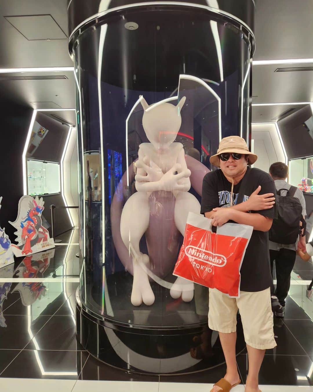 とにかく明るい安村さんのインスタグラム写真 - (とにかく明るい安村Instagram)「ニンテンドートーキョーとポケモンセンター行ってきたよ！  #ニンテンドー  #ポケモンセンター  #tonikaku」7月19日 20時57分 - tonikaku.a.yasumura