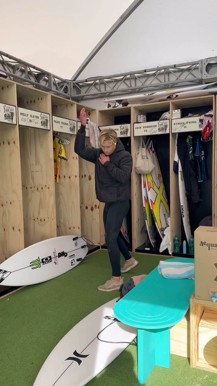 世界プロサーフィン連盟（WSL）のインスタグラム：「Both on the hunt for their second #CoronaOpenJBay win, who will make it through to the Final?  @ethan_ewing or @gabrielmedina 🤔   Watch Finals Day live on worldsurfleague.com.  @corona @kougamunicipality」
