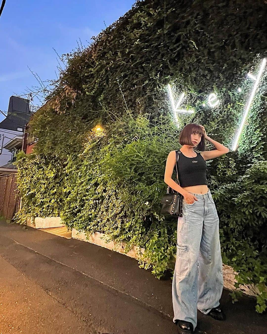 菜々香のインスタグラム：「洋服を選ぶのに時間が掛かるので、 迷ったらデニムにタンクトップにすると決めました。🦥 結局、楽で動きやすいんだからぁぁああ💟🐅  #今日のあたい #fashion #ootd #code #コーディネート #コーデ #今日のコーデ #coordinate #outfit #私服 #style #look#japan#菜々香#nanaka」