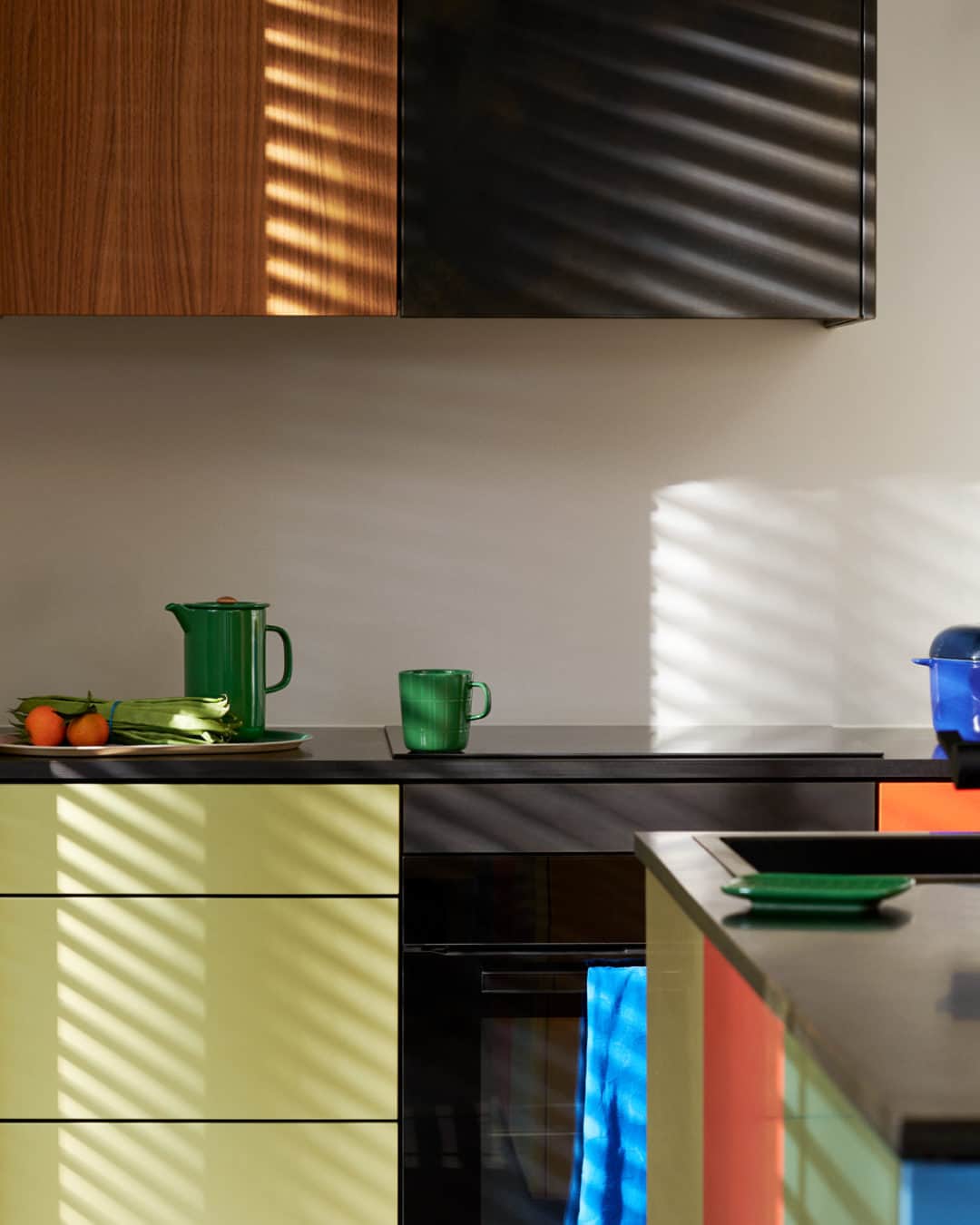 マリメッコのインスタグラム：「Our pre-fall '23 home collection is based on the notion that better design leads to a better life, and this clean-lined pop of lush green is certain to do just that. The multifunctional Oiva coffee press makes your green tea, too. Do you have a soft spot in your heart for bold primaries? We do! 💚  Explore the new home edit at marimekko.com. #marimekko」