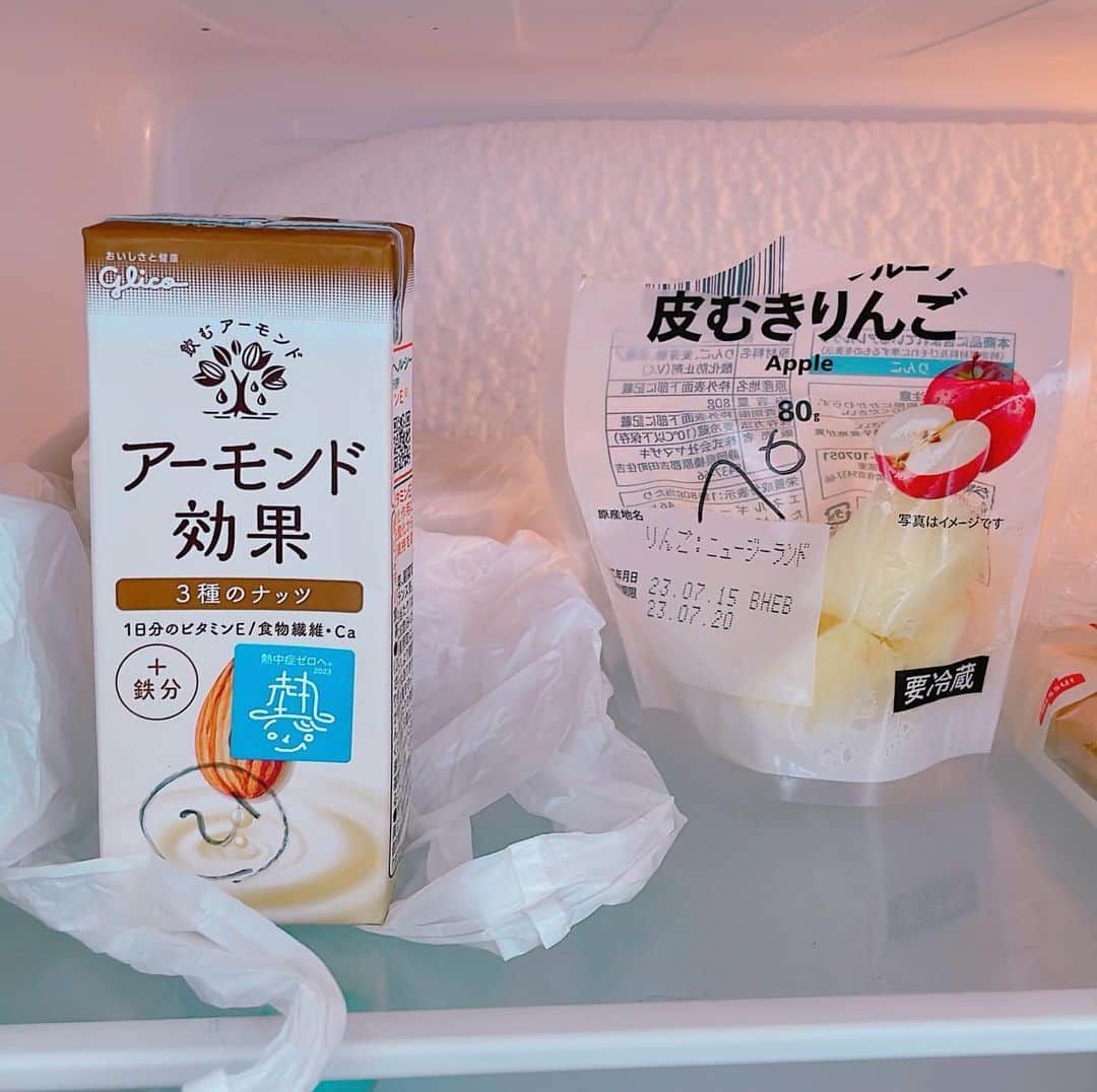 石田ひかりのインスタグラム：「稽古場の冷蔵庫 他の人に食べられないように、名前を書くのがルールでしゅ😎  しかし「ひ」だの「ぺ」だの… 名前はしっかり書きましょう🍎  #ピエタ #ひ #ぺ」