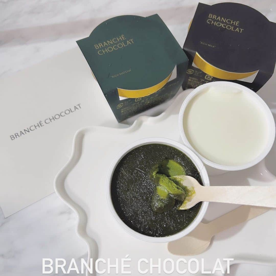 mmmaaakkkiiikkkoooさんのインスタグラム写真 - (mmmaaakkkiiikkkoooInstagram)「. @branche_chocolat アイス・ショコラ GIFT BOX⭐️  アイスショコラは北海道の農園から届いた朝搾りの生乳だけを使い作られている🐄  広大な大地で育てられた牛の生乳は、天然の甘みがあるのが特徴✨ 精製された砂糖やグラニュー糖はいっさい使わず、自然で上品な甘味にこだわっているよ🥛🐄  一般的なアイスクリームの製造では乳化剤・増粘剤・脱脂粉乳などを入れるものですが、 アイスショコラは自然由来の成分にこだわり、新鮮な生乳の風味を存分に堪能していただけるように仕上げてあって、 "体に優しい、本当にいい素材だけを"という生産者の想いを感じられる味わい💛  @branche_chocolat からチェックしてみて下さい✨✨ . . . . #BRANCHÉCHOCOLAT#アイス#アイスギフト」7月19日 21時02分 - mmmaaakkkiiikkkooo