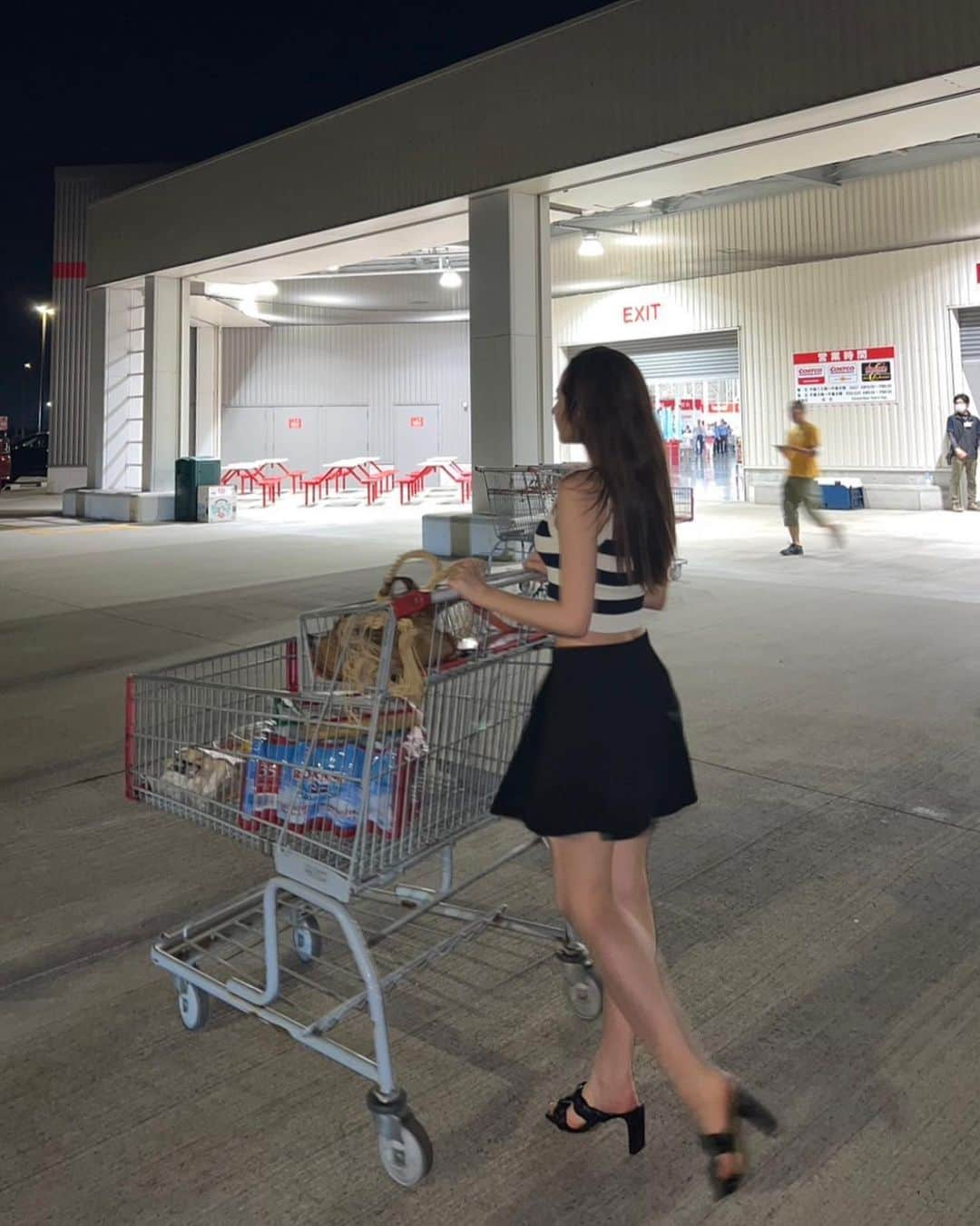 正本レイラさんのインスタグラム写真 - (正本レイラInstagram)「COSTCO🛒 メンバーズなった🪪 でもいざ来ると何買えばいいかわからない笑笑  とりあえず水とエリンギとシュリンプカクテル🦐買った🤣 おすすめある？💭」7月19日 21時05分 - leilaazjp