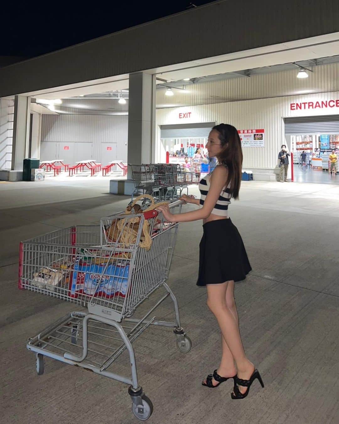 正本レイラのインスタグラム：「COSTCO🛒 メンバーズなった🪪 でもいざ来ると何買えばいいかわからない笑笑  とりあえず水とエリンギとシュリンプカクテル🦐買った🤣 おすすめある？💭」
