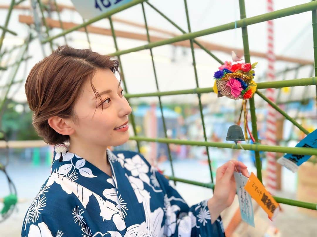 上村彩子のインスタグラム：「. . 今日のNスタの中継で行った川崎大師の「風鈴市」。  全国各地から800種類もの風鈴が勢揃いしていて、 それぞれが奏でる涼やかな音色を聴いて癒されました🎐  #川崎大師#風鈴市#風鈴 #🎐#Nスタ#浴衣　  👘…三松」