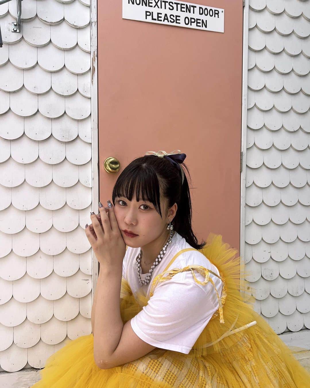 のインスタグラム：「4th MUSIC 『でこぼこシンフォニー』がリリースされました🩷⭐️✨✨  今回は初めて恋愛がテーマではなく私たち自身のことを歌った曲になります☺︎ 7周年のむくえなにふさわしいとってもかわいい曲になってます🤲🏻  初めてダンスを付けてもらって、MVもとってもかわいく撮ってもらいました☁️  たくさん見て、聴いて、ぜひライブで一緒に盛り上がってね🫨🩵」