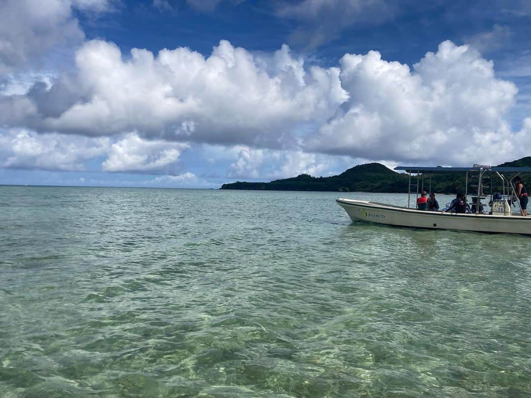 ニコラさんのインスタグラム写真 - (ニコラInstagram)「一夏の想い出　フルカラーの沖縄  〜3日目　前編　御神崎灯台・シュノーケリング〜  予定より早起きした朝は車に乗ってささっと出発🌞  せっかく時間もあるし・・目的地への通り道にある御神崎(おがんざき)灯台へ行ってみることに  気持ち良い海辺ドライブ🎶  目的地に近づくと次第に周りは木々で囲まれ、遠くから聞こえていたはずの蝉の声がだんだんと大きくなって行き・・・  灯台へたどり着く頃にはとうとうそれは耳をつんざくほどオーケストラとなったのである‼️‼️  車を止めて灯台へ近づいてみると 茂みからもオーケストラは容赦なく鳴り響いている  その数およそ数十万はくだらないであろう  1寸先はセミという恐怖の階段 勇気を出してかけ登った先には  ・・絶景が広がる・・‼️  ダイナミックな崖の下には透明な波が打ち寄せ🌊  そろりそろりと崖の方へ足をすすめてみる スリルがたまらなく面白かった❗️  あとから知ったけどここは飛び降り自殺の名所らしくて。。心霊スポットでもあるみたい。。夜は行かないように注意⚠️  しかしセミの恐怖にうち勝ったことの満足感が凄くて、 またひとつ強くなれた感じがして良かった❗️w  朝イチのアドベンチャーを終えたら マンタ🐠とウミガメ🐢を探しに行くツアーに参加するため 石垣シーサイドホテルへ✨  ウェットスーツに着替えて、 ゴーグルの使い方などのレクチャーを受けたら キラメク海原へ出港‼️🌊  マンタスポットを目指すも、途中で大きな雲が現れてお天気雨がサーとふったり、ここ最近はマンタもウミガメも全然見れてないということで、ちょっと気分は落ち込みぎみに。。  潜る頃にはカンカンお日様が出たので ワクワクしながら海へダイブ❣️  先生とチームメイトたちと一緒にマンタが現れるサンゴの丘へスイスイ泳ぐ❣️  結構深いのに海の底までしっかり見えて感動✨  しばらく泳ぐと、先生が  ❗️ウミガメいるよ❗️と  本当だ！サンゴの上で居眠りするウミガメ🐢💤  大きくて可愛い❣️💕  しばらくウミガメをみんなで眺めて✨  また少し泳いで移動  すると今度は別のウミガメ‼️今度はスイスイ泳いでいる〜‼️  ウミガメの後ろをみんなで泳いでついていく✨  ウミガメと一緒にしばらく泳いで・・  海の仲間の一員になれた気分♩  それでも、マンタは現れず・・  と思っていたら、  先生が　　  マンタいたよ‼️‼️‼️  大きなマンタ　変な顔のマンタが ふわふわ〜と泳いできた‼️‼️  マンタだぁ❣️❣️❣️見れた見れた❣️❣️  5分くらい　そのへんをうろうろしてくれたのでしっかり見れた😍😍  今回はオスの小さめのマンタだったんだって！ それでも、先生も数週間ぶりに見たよと言ったので、ラッキー❗️❗️❗️😍😍  大満足な気分で、次のポイント🐠お魚スポットへ えさをばらまくとカラフルなお魚たちが近寄ってきて 脳内BGM♩under the seaが流れ出す🎶  クマノミの家族や大きなシャコガイ 足のような硬いなまこも見られて面白かったなぁ🥳🥳  可愛いブルーとグリーンとパープルのお魚　あのあと市場でぐったり売られていたのは悲しかった。  十数年ぶりのシュノーケリングはとっっても新鮮で楽しくてワクワクで美しくて本当にやってよかった‼️ひとり参加でも全然大丈夫だった🥳  石垣島を訪れることがあれはみなさん  ぜひマンタと泳ぐシュノーケリングを楽しんでね  セミが好きな人は御神崎灯台もおすすめです  つづく・・・」7月19日 21時06分 - nicolax27