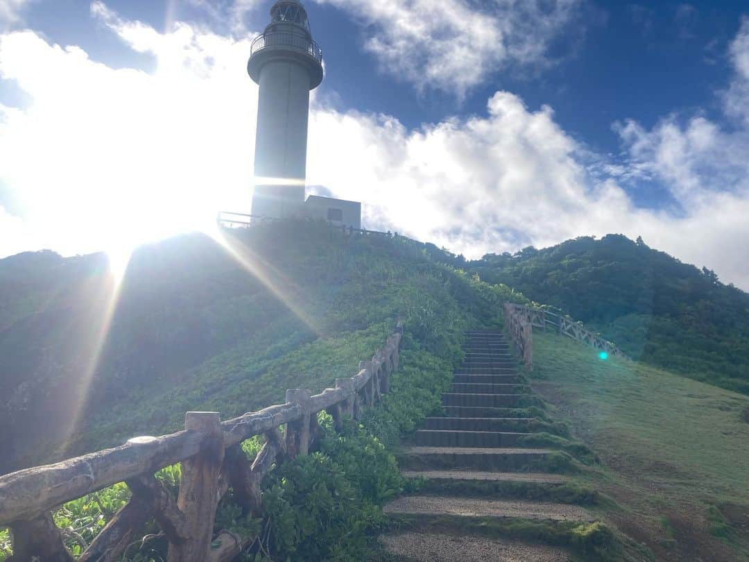 ニコラのインスタグラム：「一夏の想い出　フルカラーの沖縄  〜3日目　前編　御神崎灯台・シュノーケリング〜  予定より早起きした朝は車に乗ってささっと出発🌞  せっかく時間もあるし・・目的地への通り道にある御神崎(おがんざき)灯台へ行ってみることに  気持ち良い海辺ドライブ🎶  目的地に近づくと次第に周りは木々で囲まれ、遠くから聞こえていたはずの蝉の声がだんだんと大きくなって行き・・・  灯台へたどり着く頃にはとうとうそれは耳をつんざくほどオーケストラとなったのである‼️‼️  車を止めて灯台へ近づいてみると 茂みからもオーケストラは容赦なく鳴り響いている  その数およそ数十万はくだらないであろう  1寸先はセミという恐怖の階段 勇気を出してかけ登った先には  ・・絶景が広がる・・‼️  ダイナミックな崖の下には透明な波が打ち寄せ🌊  そろりそろりと崖の方へ足をすすめてみる スリルがたまらなく面白かった❗️  あとから知ったけどここは飛び降り自殺の名所らしくて。。心霊スポットでもあるみたい。。夜は行かないように注意⚠️  しかしセミの恐怖にうち勝ったことの満足感が凄くて、 またひとつ強くなれた感じがして良かった❗️w  朝イチのアドベンチャーを終えたら マンタ🐠とウミガメ🐢を探しに行くツアーに参加するため 石垣シーサイドホテルへ✨  ウェットスーツに着替えて、 ゴーグルの使い方などのレクチャーを受けたら キラメク海原へ出港‼️🌊  マンタスポットを目指すも、途中で大きな雲が現れてお天気雨がサーとふったり、ここ最近はマンタもウミガメも全然見れてないということで、ちょっと気分は落ち込みぎみに。。  潜る頃にはカンカンお日様が出たので ワクワクしながら海へダイブ❣️  先生とチームメイトたちと一緒にマンタが現れるサンゴの丘へスイスイ泳ぐ❣️  結構深いのに海の底までしっかり見えて感動✨  しばらく泳ぐと、先生が  ❗️ウミガメいるよ❗️と  本当だ！サンゴの上で居眠りするウミガメ🐢💤  大きくて可愛い❣️💕  しばらくウミガメをみんなで眺めて✨  また少し泳いで移動  すると今度は別のウミガメ‼️今度はスイスイ泳いでいる〜‼️  ウミガメの後ろをみんなで泳いでついていく✨  ウミガメと一緒にしばらく泳いで・・  海の仲間の一員になれた気分♩  それでも、マンタは現れず・・  と思っていたら、  先生が　　  マンタいたよ‼️‼️‼️  大きなマンタ　変な顔のマンタが ふわふわ〜と泳いできた‼️‼️  マンタだぁ❣️❣️❣️見れた見れた❣️❣️  5分くらい　そのへんをうろうろしてくれたのでしっかり見れた😍😍  今回はオスの小さめのマンタだったんだって！ それでも、先生も数週間ぶりに見たよと言ったので、ラッキー❗️❗️❗️😍😍  大満足な気分で、次のポイント🐠お魚スポットへ えさをばらまくとカラフルなお魚たちが近寄ってきて 脳内BGM♩under the seaが流れ出す🎶  クマノミの家族や大きなシャコガイ 足のような硬いなまこも見られて面白かったなぁ🥳🥳  可愛いブルーとグリーンとパープルのお魚　あのあと市場でぐったり売られていたのは悲しかった。  十数年ぶりのシュノーケリングはとっっても新鮮で楽しくてワクワクで美しくて本当にやってよかった‼️ひとり参加でも全然大丈夫だった🥳  石垣島を訪れることがあれはみなさん  ぜひマンタと泳ぐシュノーケリングを楽しんでね  セミが好きな人は御神崎灯台もおすすめです  つづく・・・」